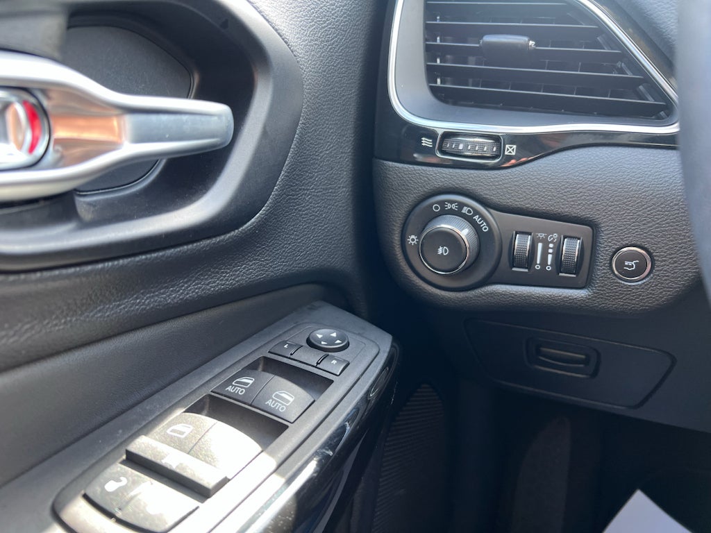 2023 Jeep Cherokee Altitude Lux