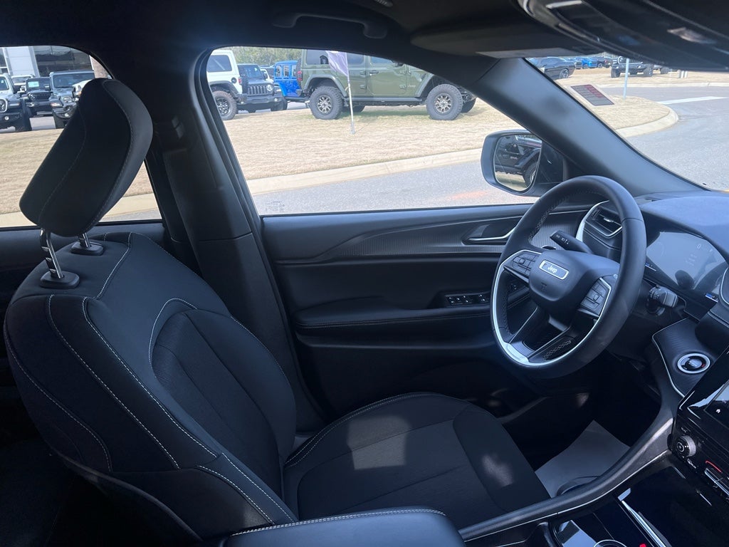 2024 Jeep Grand Cherokee Laredo 4x2