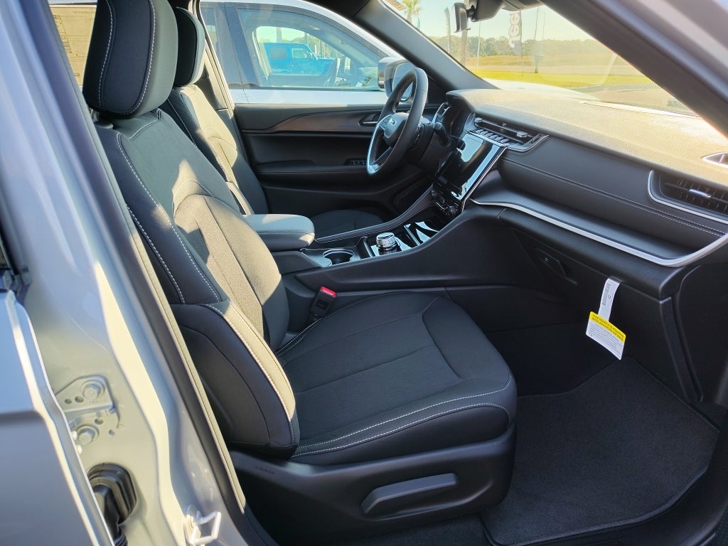 2025 Jeep Grand Cherokee GRAND CHEROKEE LAREDO X 4X2