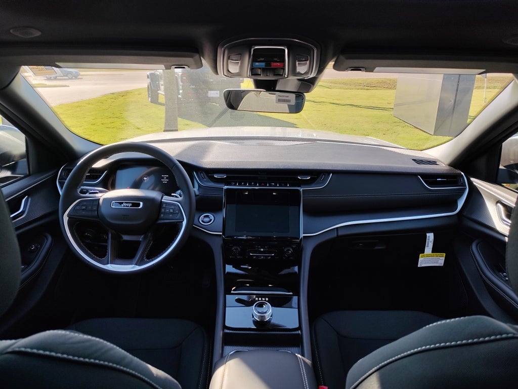 2025 Jeep Grand Cherokee GRAND CHEROKEE LAREDO X 4X2