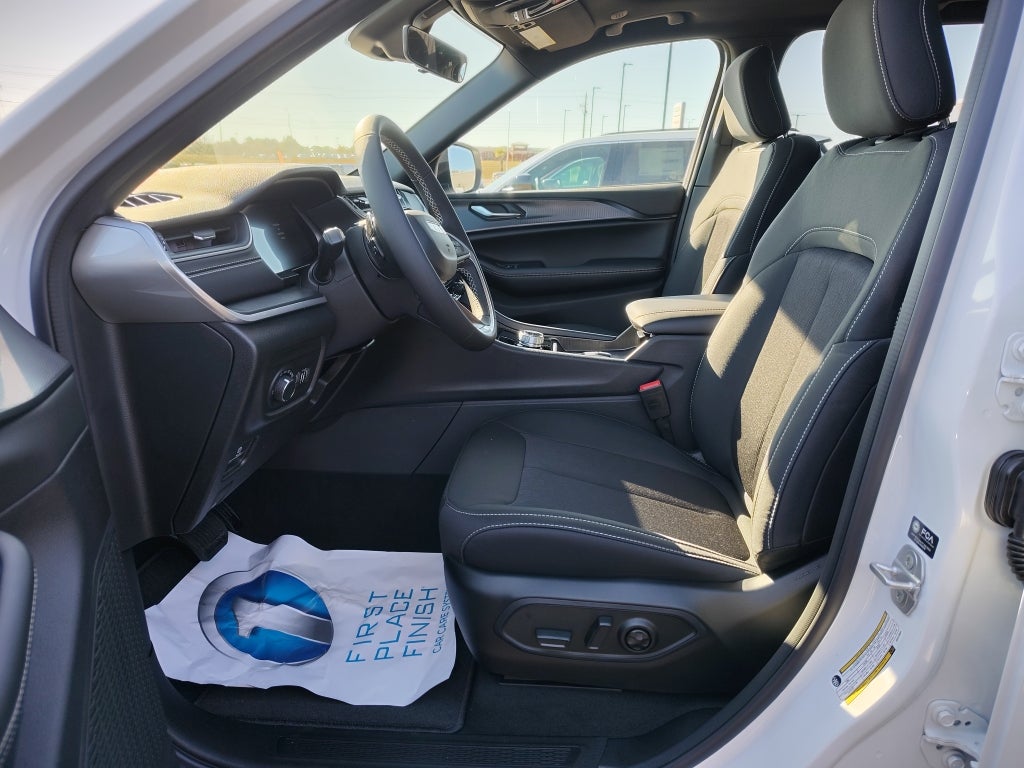 2025 Jeep Grand Cherokee GRAND CHEROKEE LAREDO X 4X2