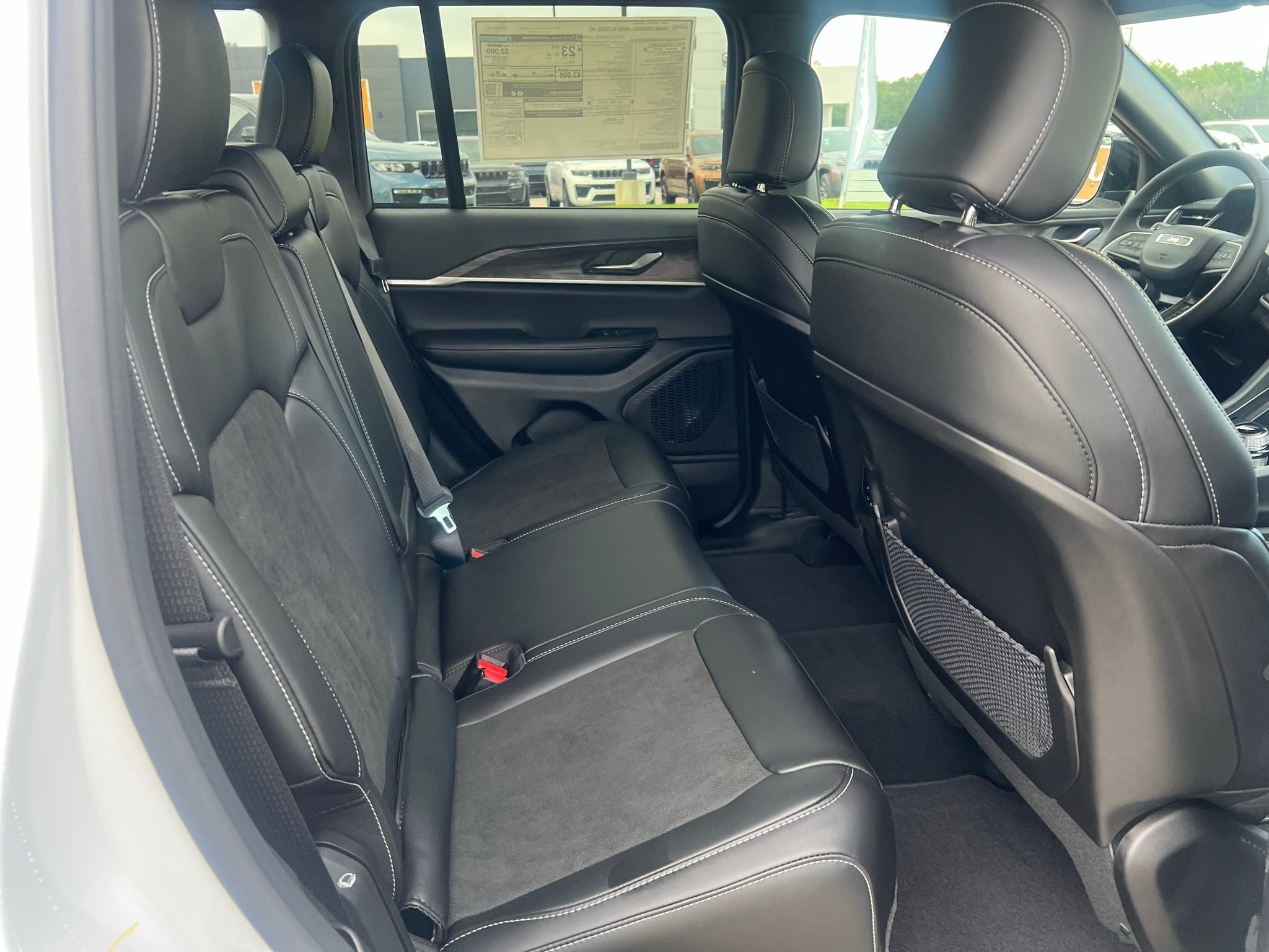 2027 Jeep Grand Cherokee GRAND CHEROKEE LAREDO ALTITUDE 4X2