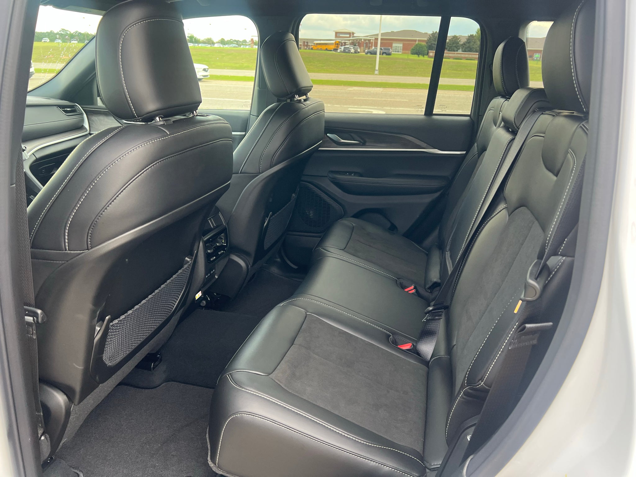 2027 Jeep Grand Cherokee GRAND CHEROKEE LAREDO ALTITUDE 4X2