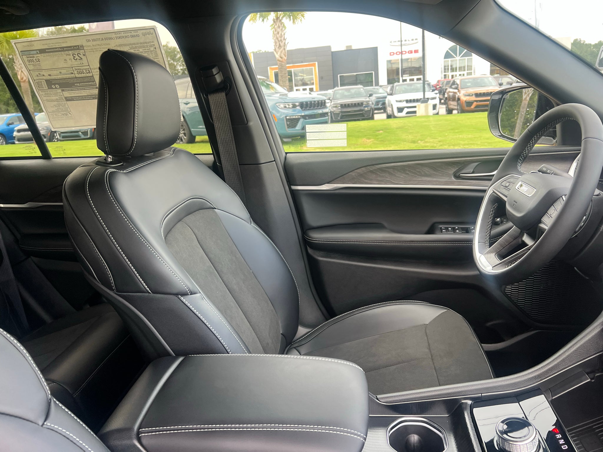 2027 Jeep Grand Cherokee GRAND CHEROKEE LAREDO ALTITUDE 4X2