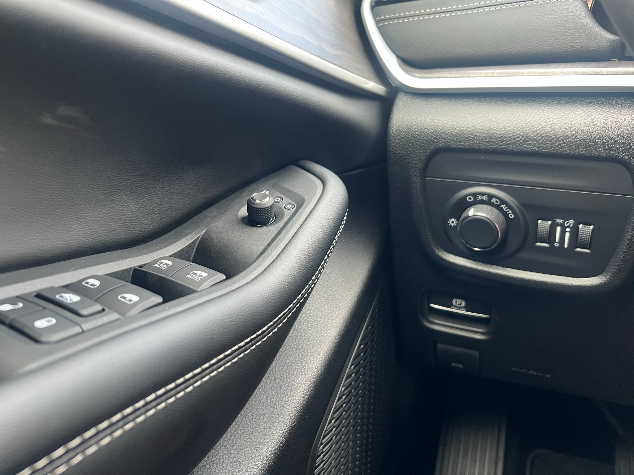 2027 Jeep Grand Cherokee GRAND CHEROKEE LAREDO ALTITUDE 4X2