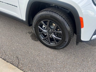 2027 Jeep Grand Cherokee GRAND CHEROKEE LAREDO ALTITUDE 4X2
