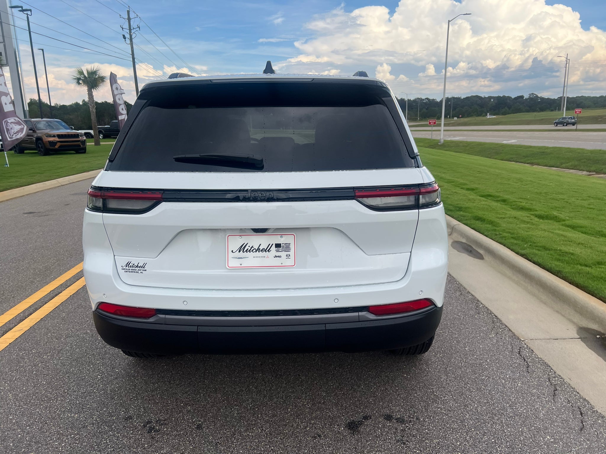 2027 Jeep Grand Cherokee GRAND CHEROKEE LAREDO ALTITUDE 4X2