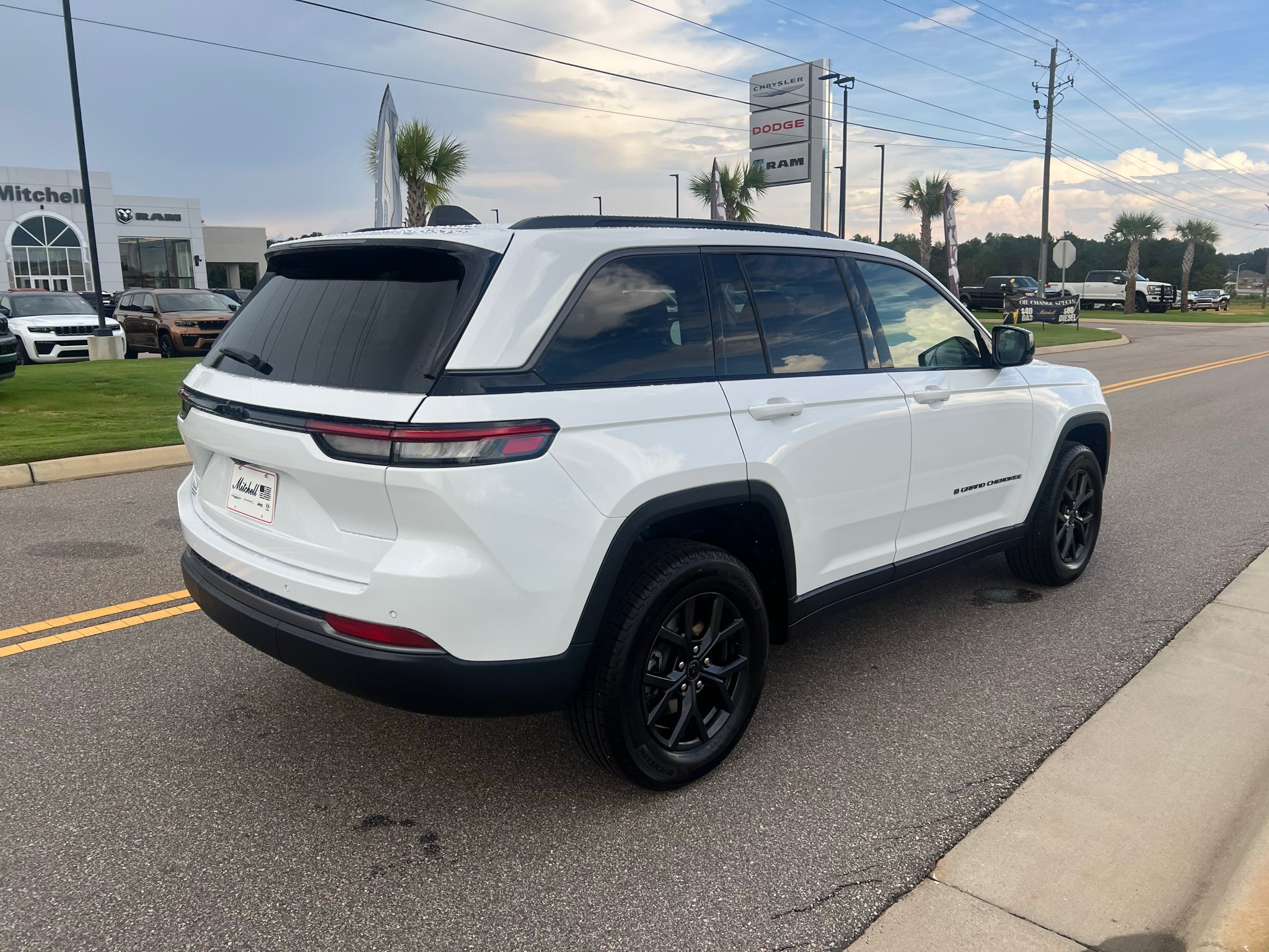 2027 Jeep Grand Cherokee GRAND CHEROKEE LAREDO ALTITUDE 4X2