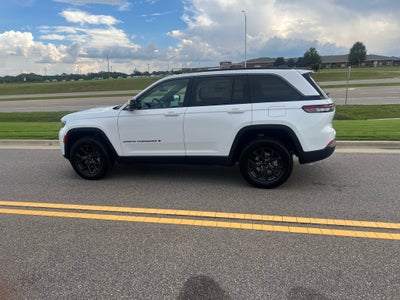 2027 Jeep Grand Cherokee GRAND CHEROKEE LAREDO ALTITUDE 4X2