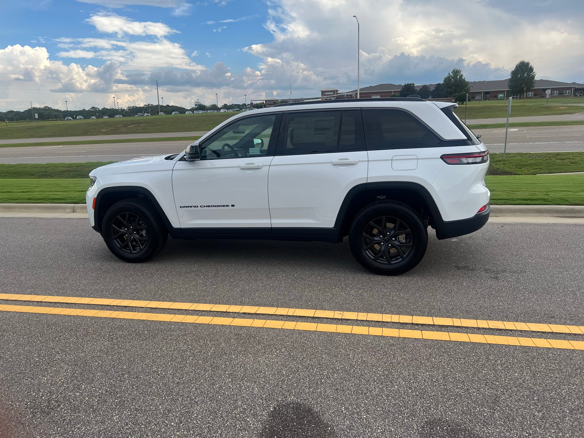 2027 Jeep Grand Cherokee GRAND CHEROKEE LAREDO ALTITUDE 4X2