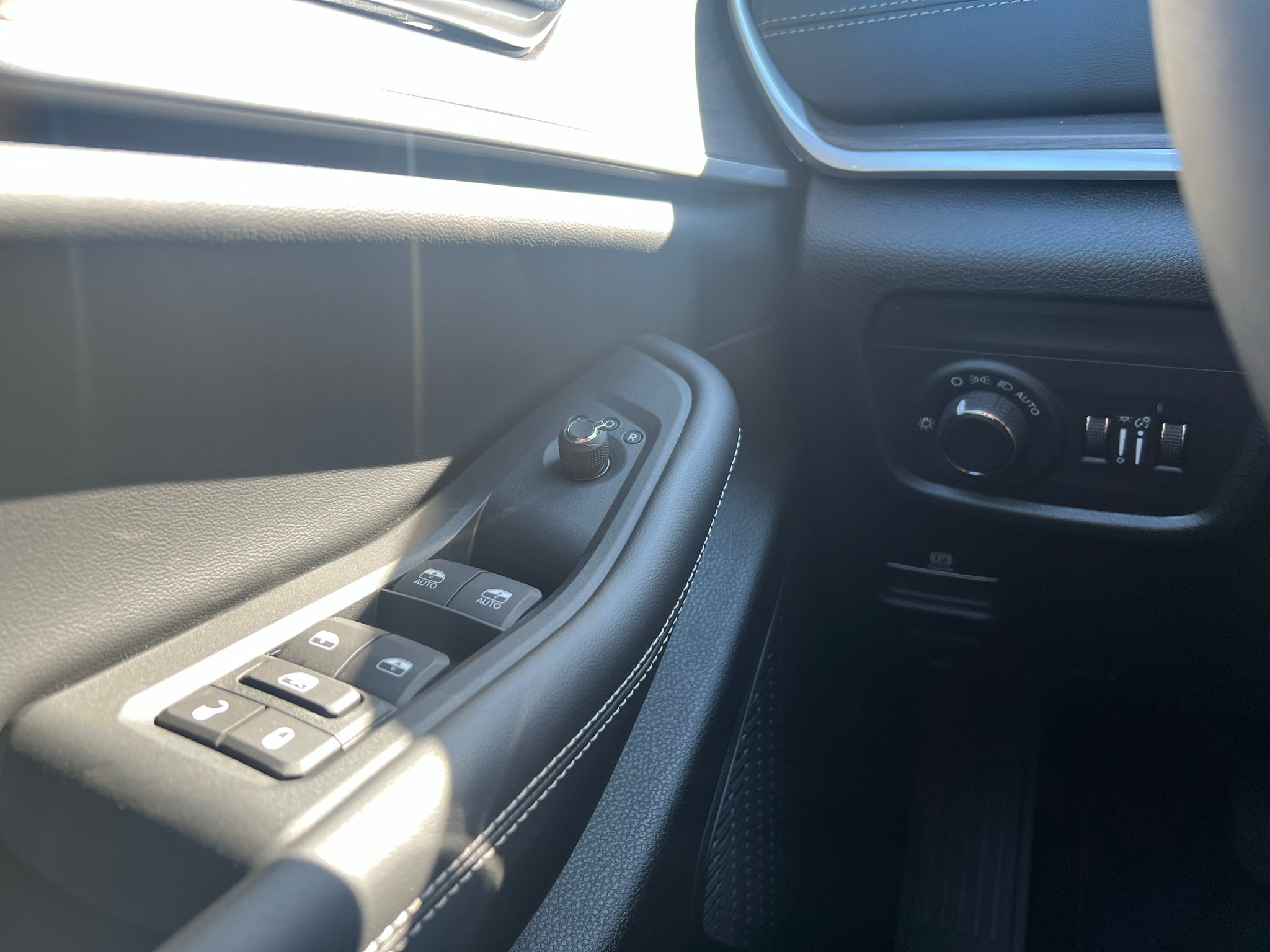 2027 Jeep Grand Cherokee GRAND CHEROKEE LAREDO ALTITUDE 4X2