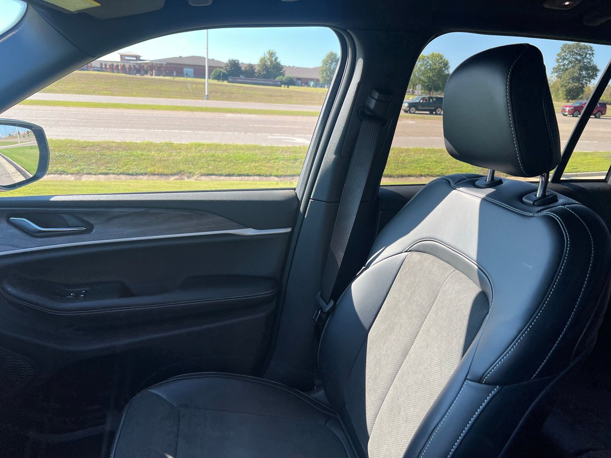 2027 Jeep Grand Cherokee GRAND CHEROKEE LAREDO ALTITUDE 4X2