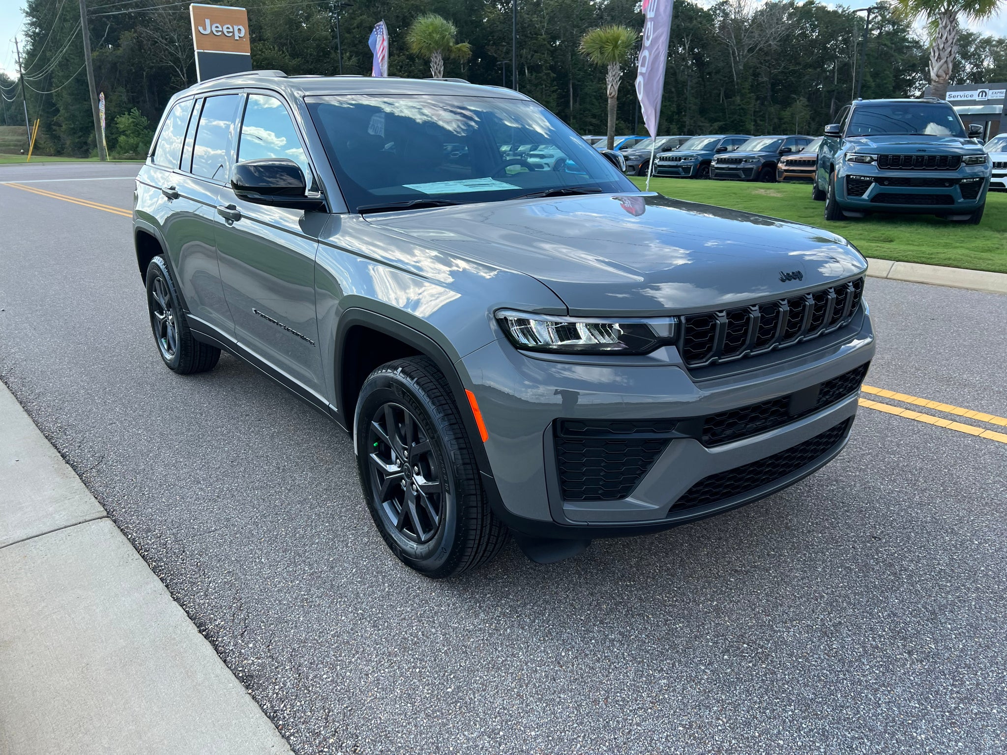 2027 Jeep Grand Cherokee GRAND CHEROKEE LAREDO ALTITUDE 4X2