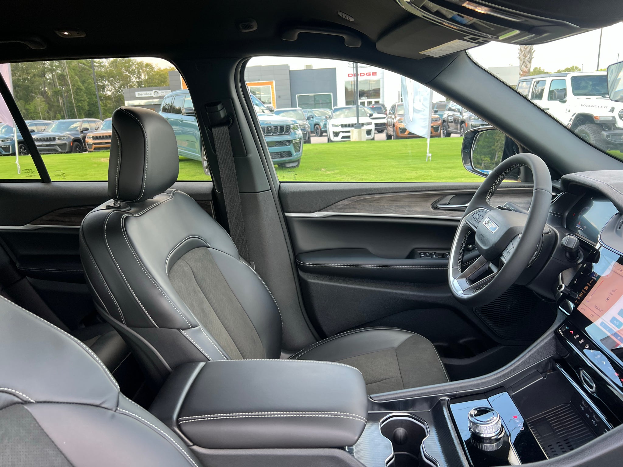2027 Jeep Grand Cherokee GRAND CHEROKEE LAREDO ALTITUDE 4X2