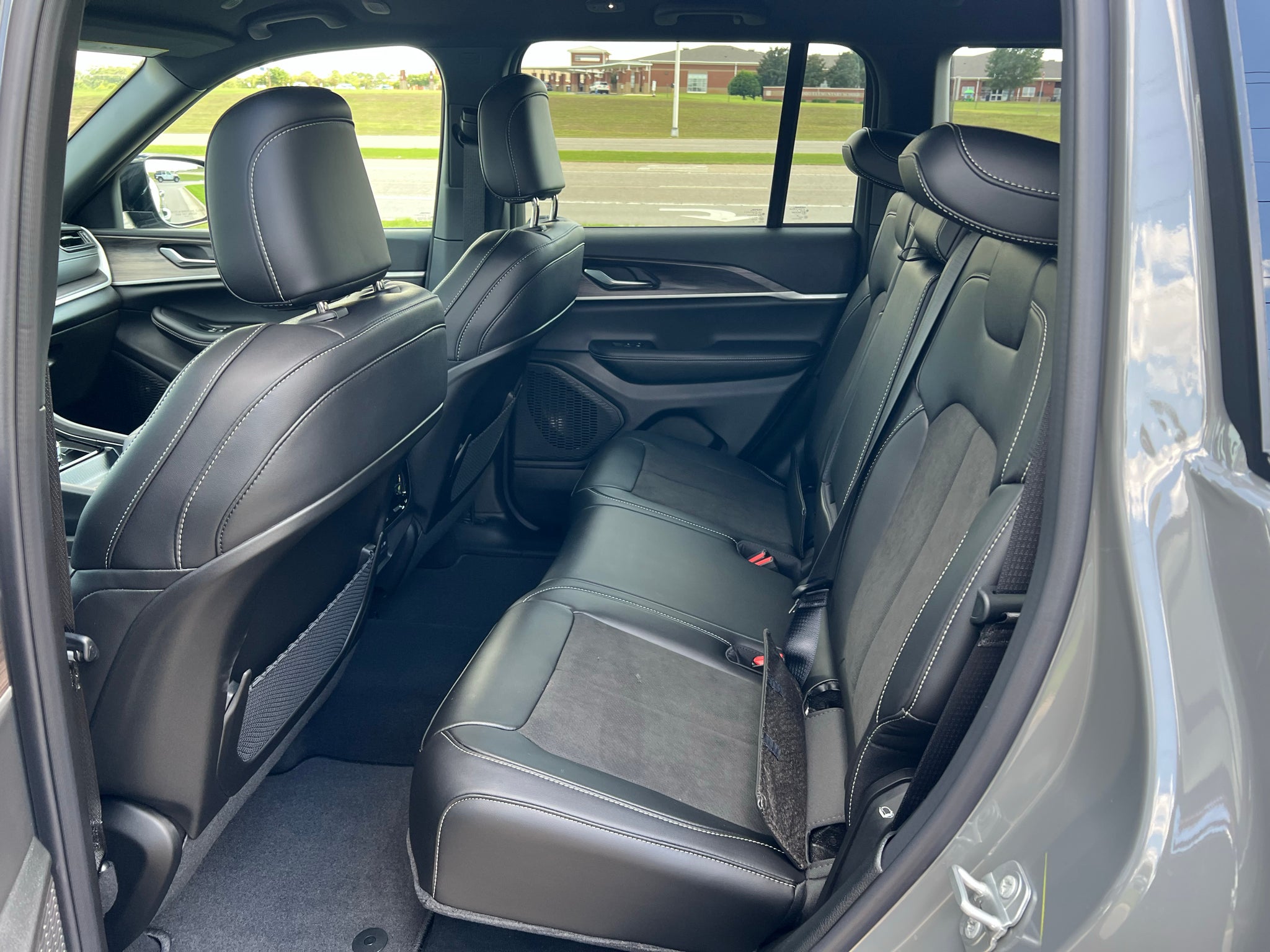 2027 Jeep Grand Cherokee GRAND CHEROKEE LAREDO ALTITUDE 4X2