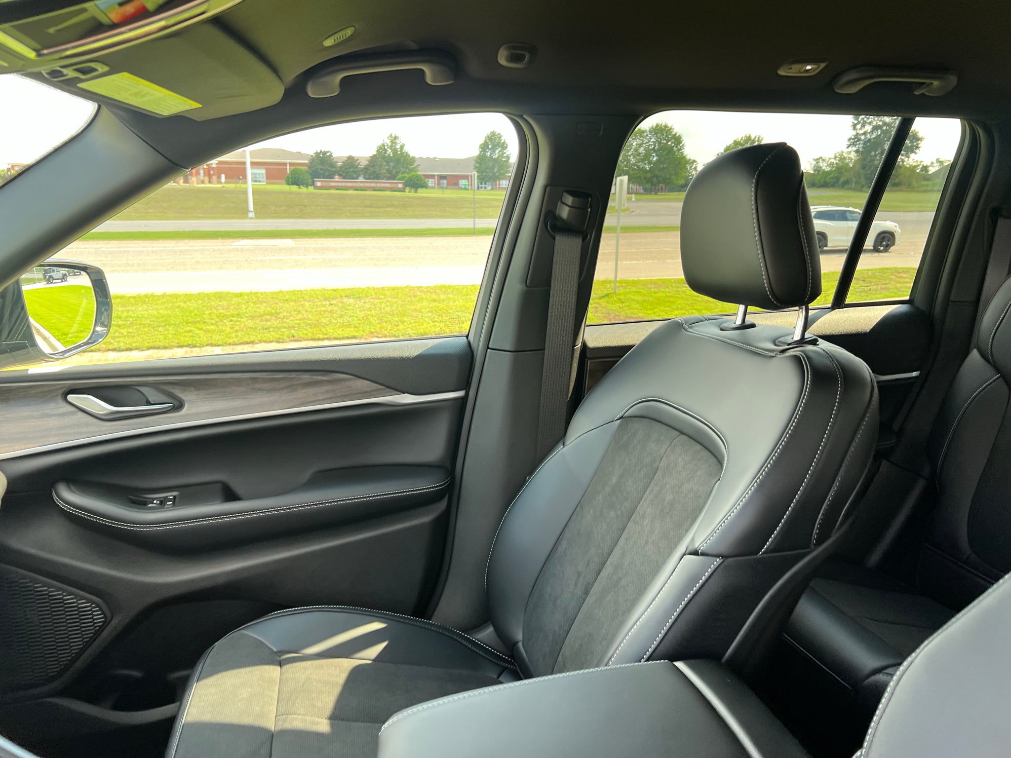2027 Jeep Grand Cherokee GRAND CHEROKEE LAREDO ALTITUDE 4X2
