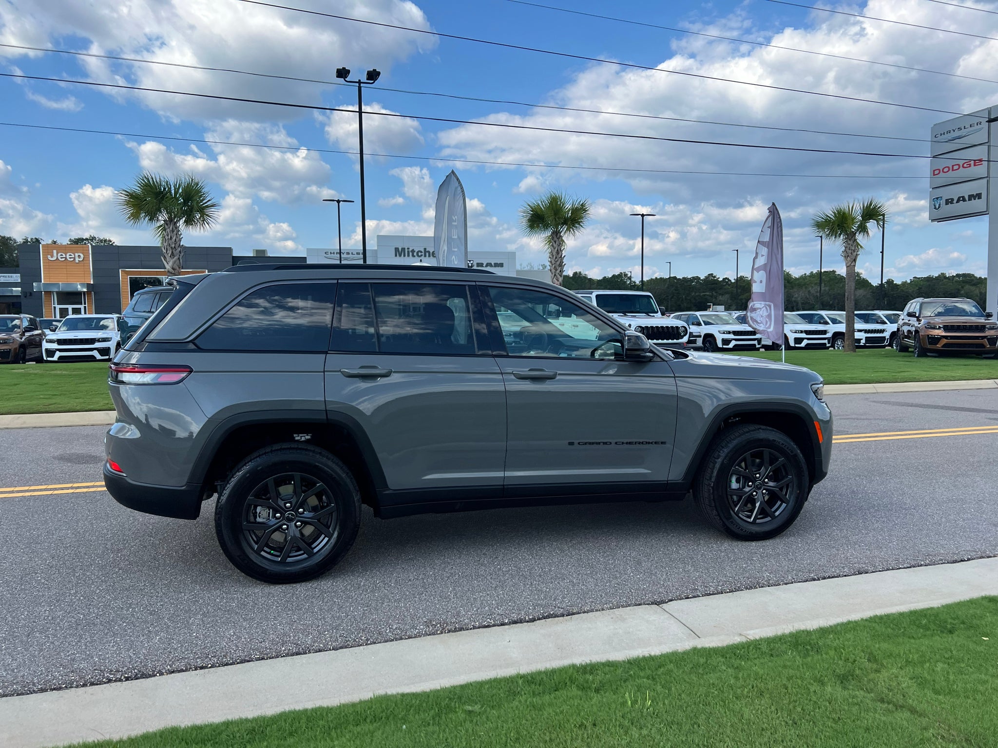 2027 Jeep Grand Cherokee GRAND CHEROKEE LAREDO ALTITUDE 4X2