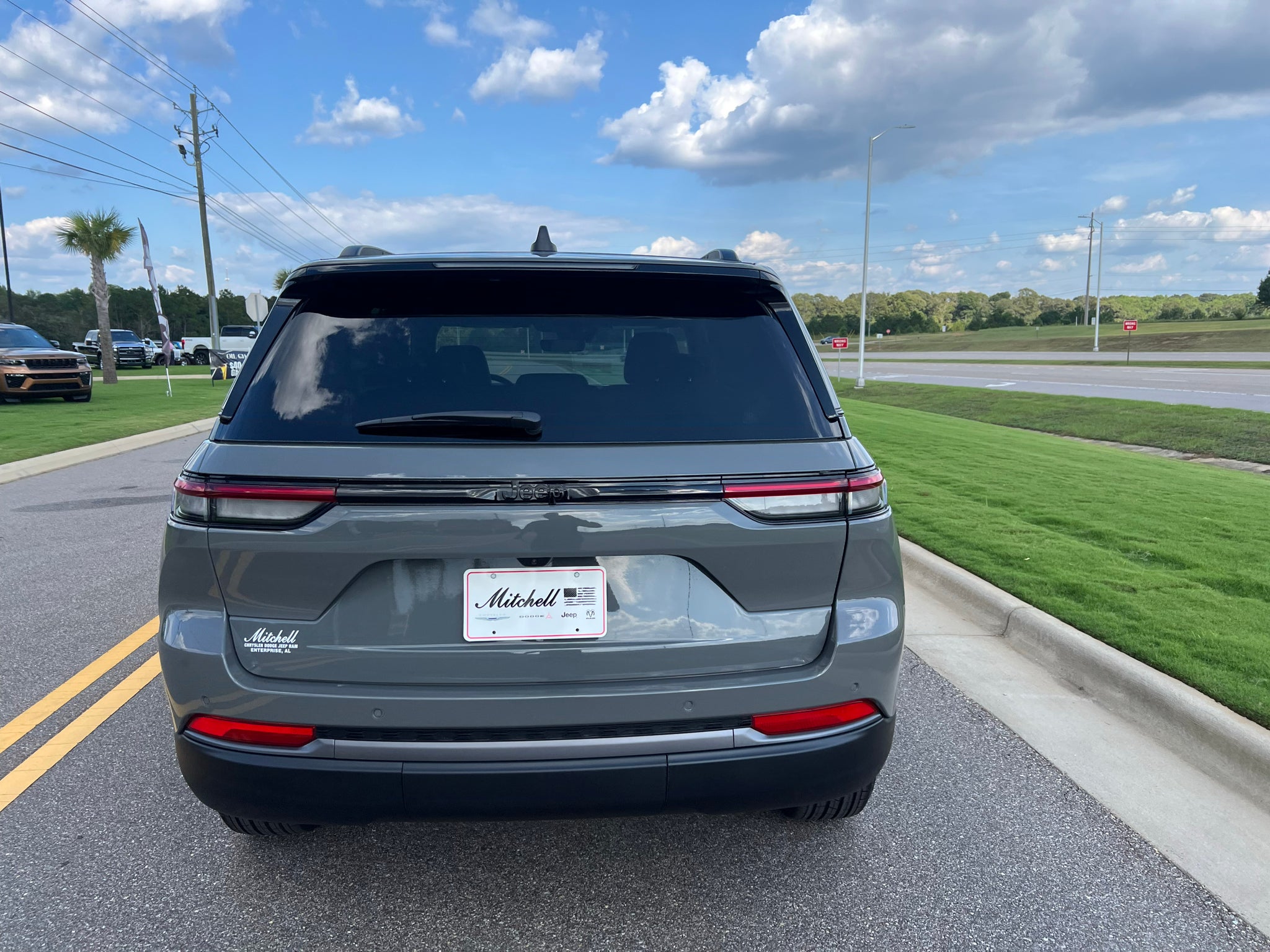 2027 Jeep Grand Cherokee GRAND CHEROKEE LAREDO ALTITUDE 4X2