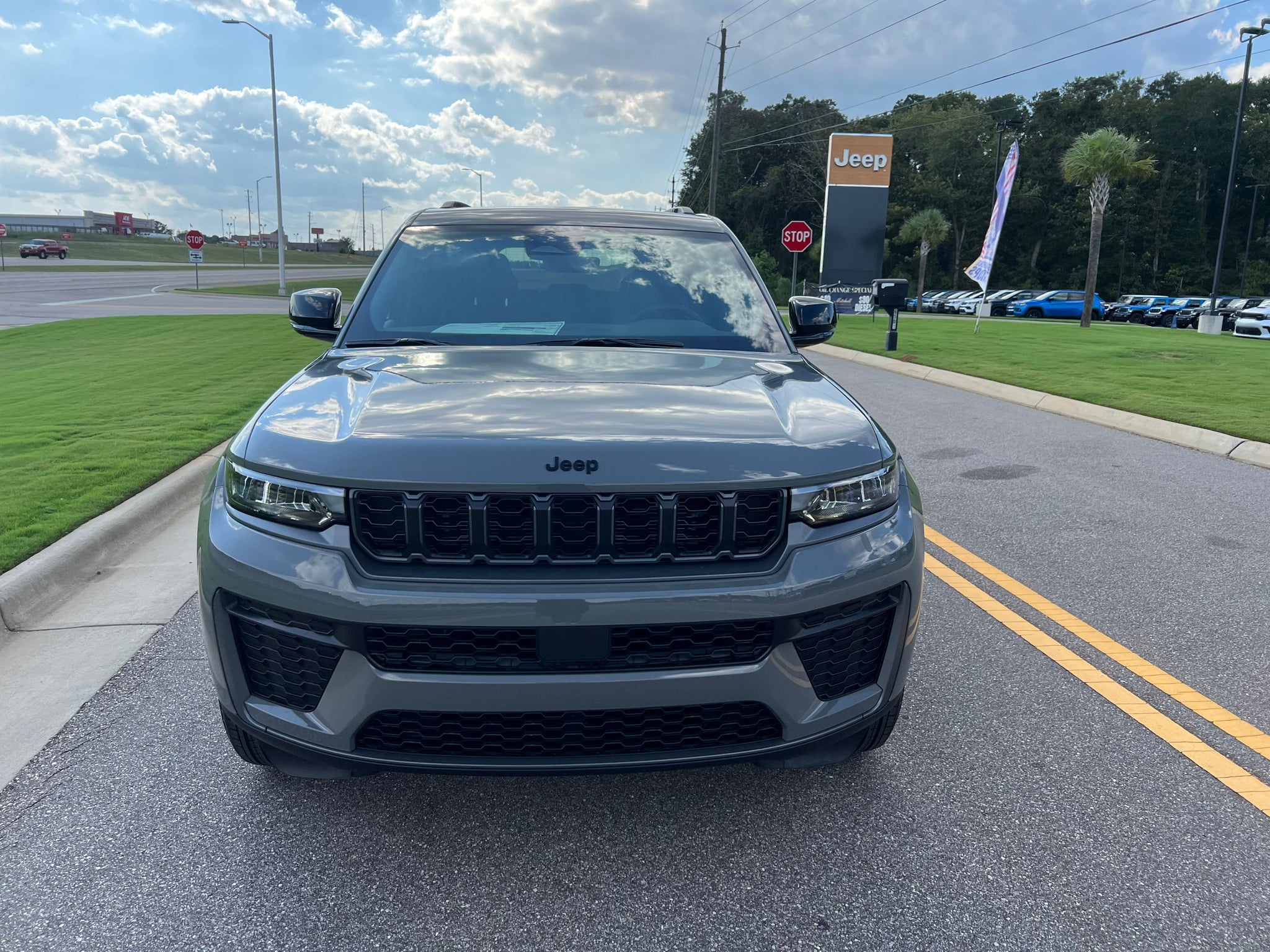 2027 Jeep Grand Cherokee GRAND CHEROKEE LAREDO ALTITUDE 4X2