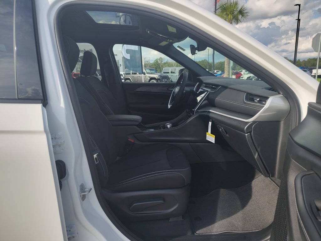 2025 Jeep Grand Cherokee GRAND CHEROKEE LAREDO X 4X4