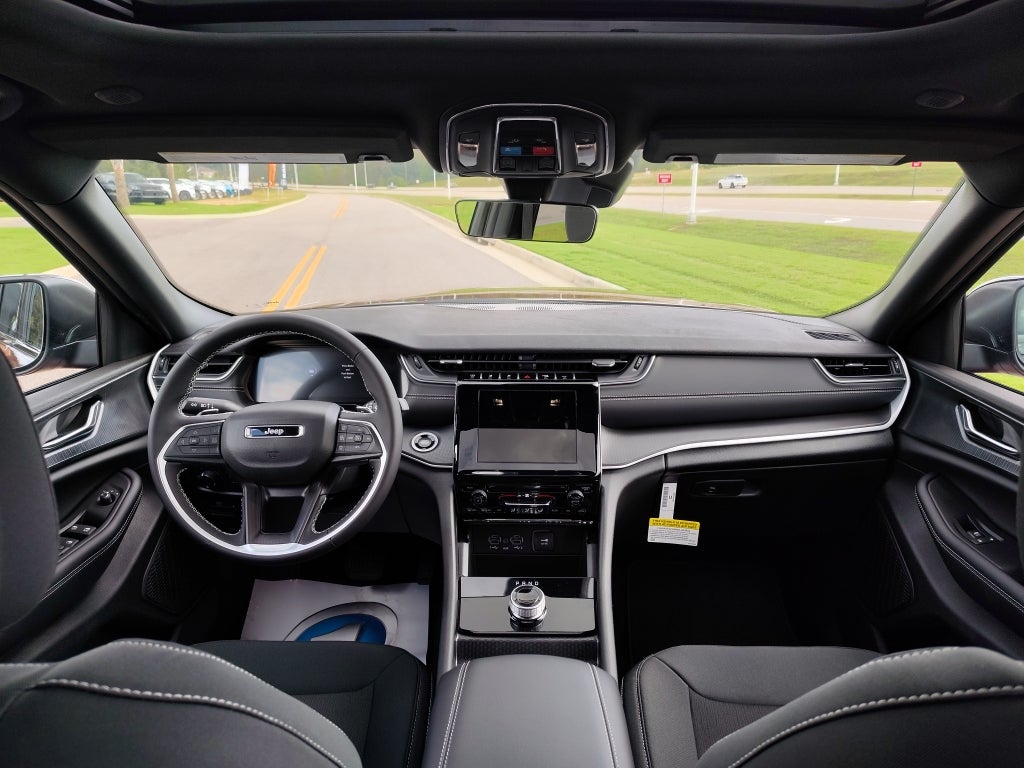 2025 Jeep Grand Cherokee GRAND CHEROKEE LAREDO X 4X4