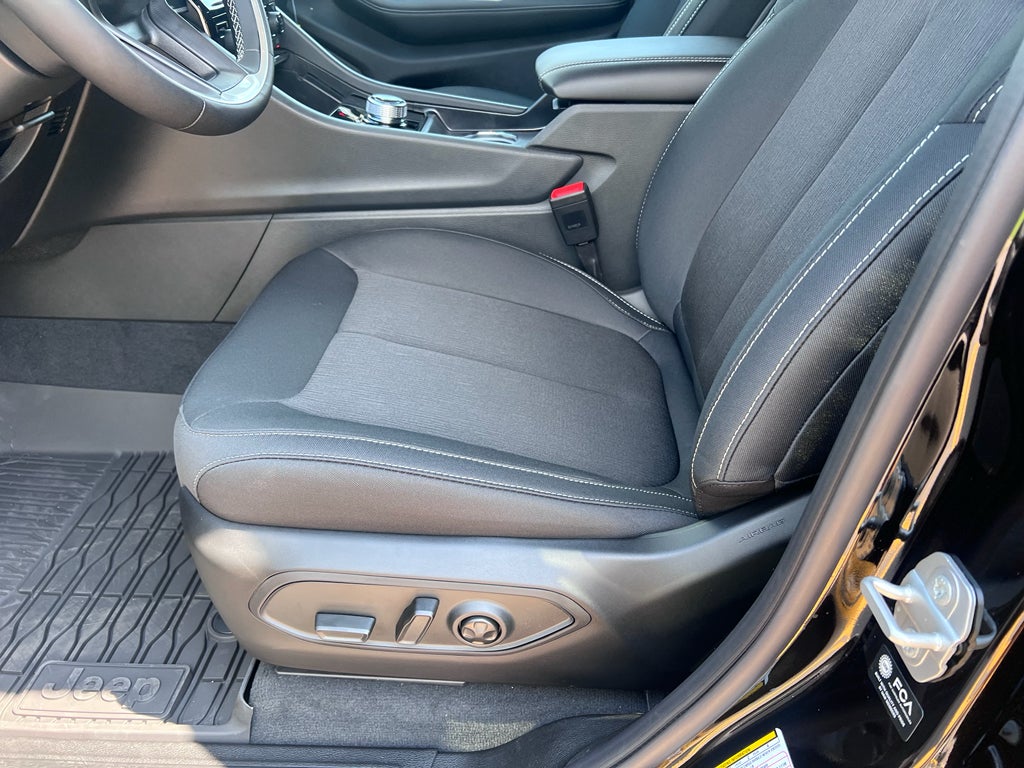 2026 Jeep Grand Cherokee L GRAND CHEROKEE L LAREDO X 4X2