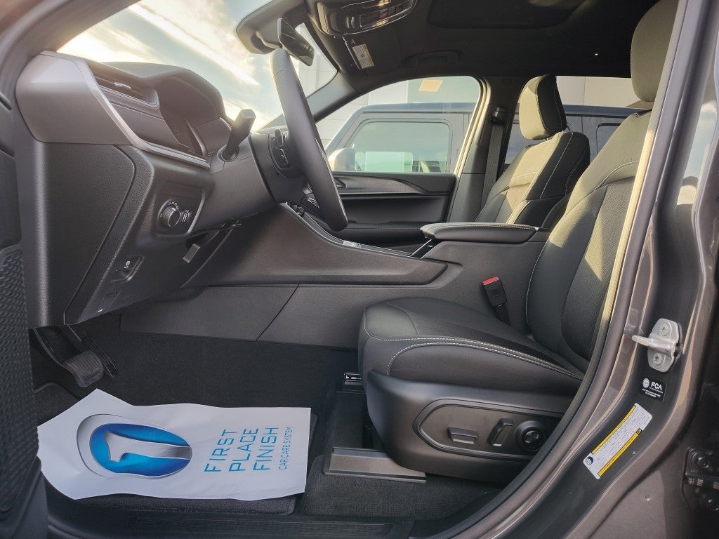 2025 Jeep Grand Cherokee L GRAND CHEROKEE L LAREDO X 4X4