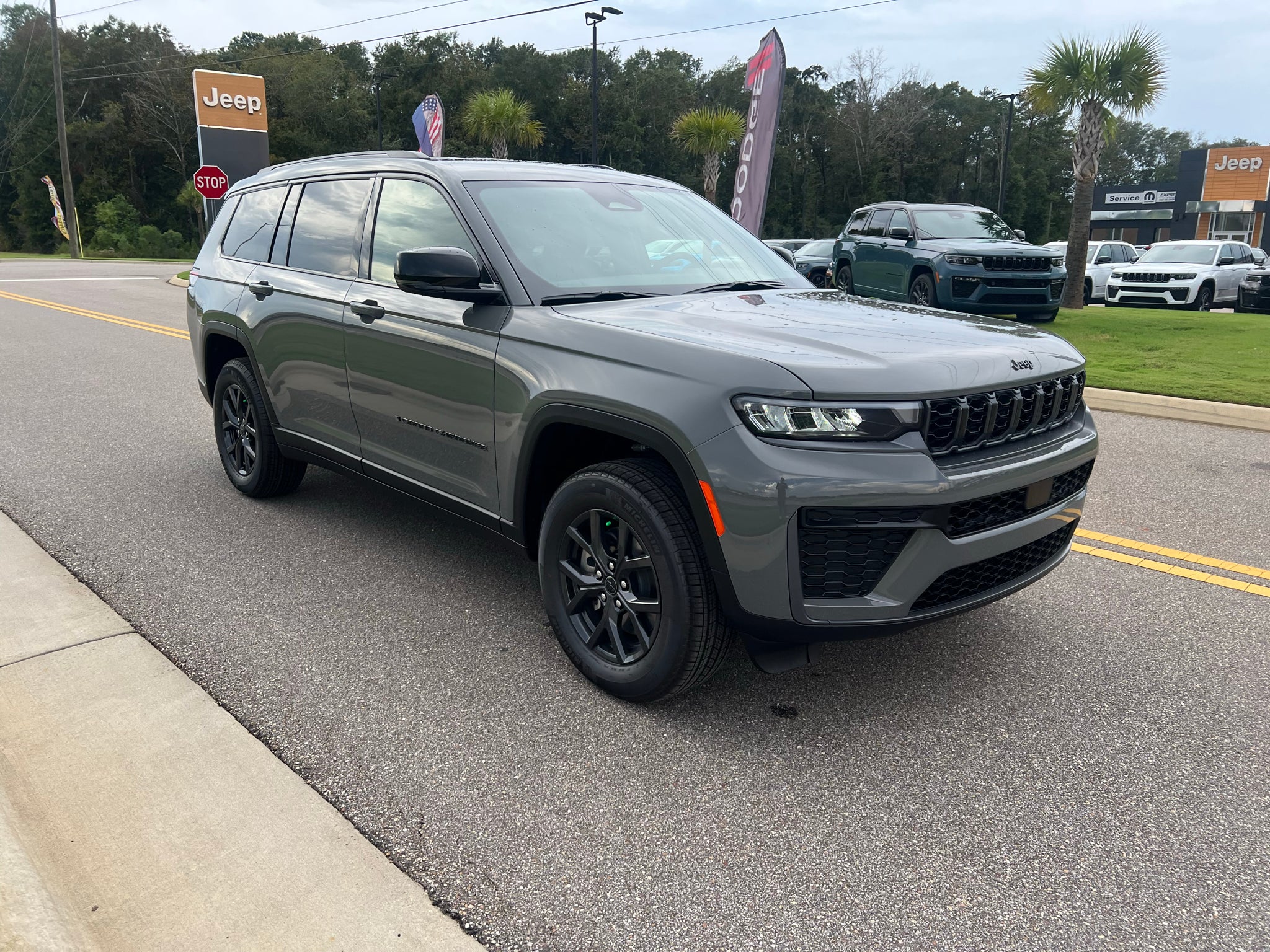 2027 Jeep Grand Cherokee L GRAND CHEROKEE L LAREDO ALTITUDE 4X4