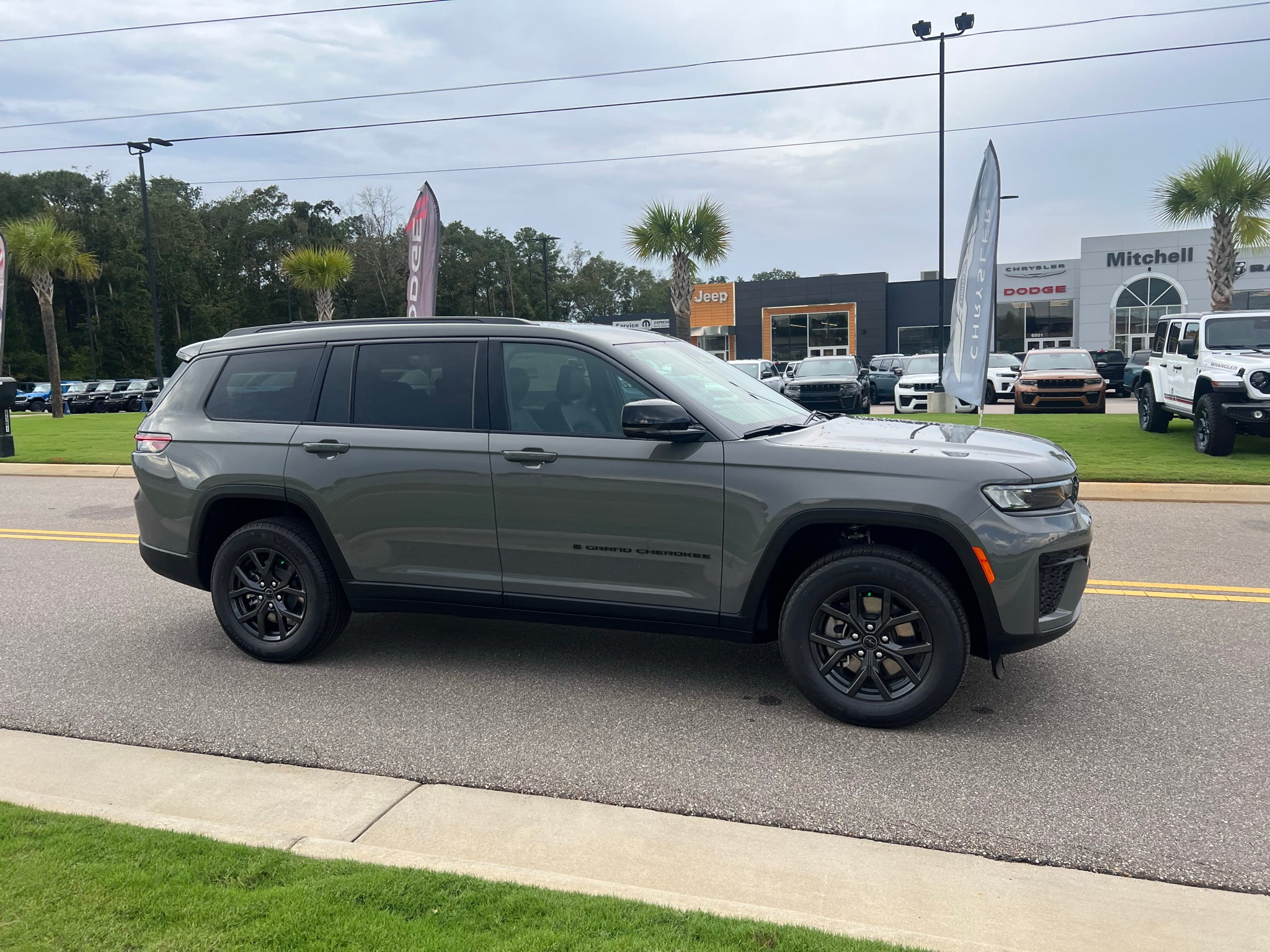 2027 Jeep Grand Cherokee L GRAND CHEROKEE L LAREDO ALTITUDE 4X4