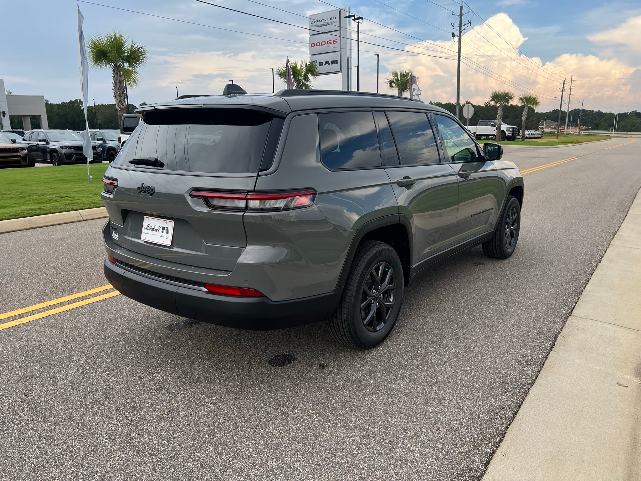 2027 Jeep Grand Cherokee L GRAND CHEROKEE L LAREDO ALTITUDE 4X4