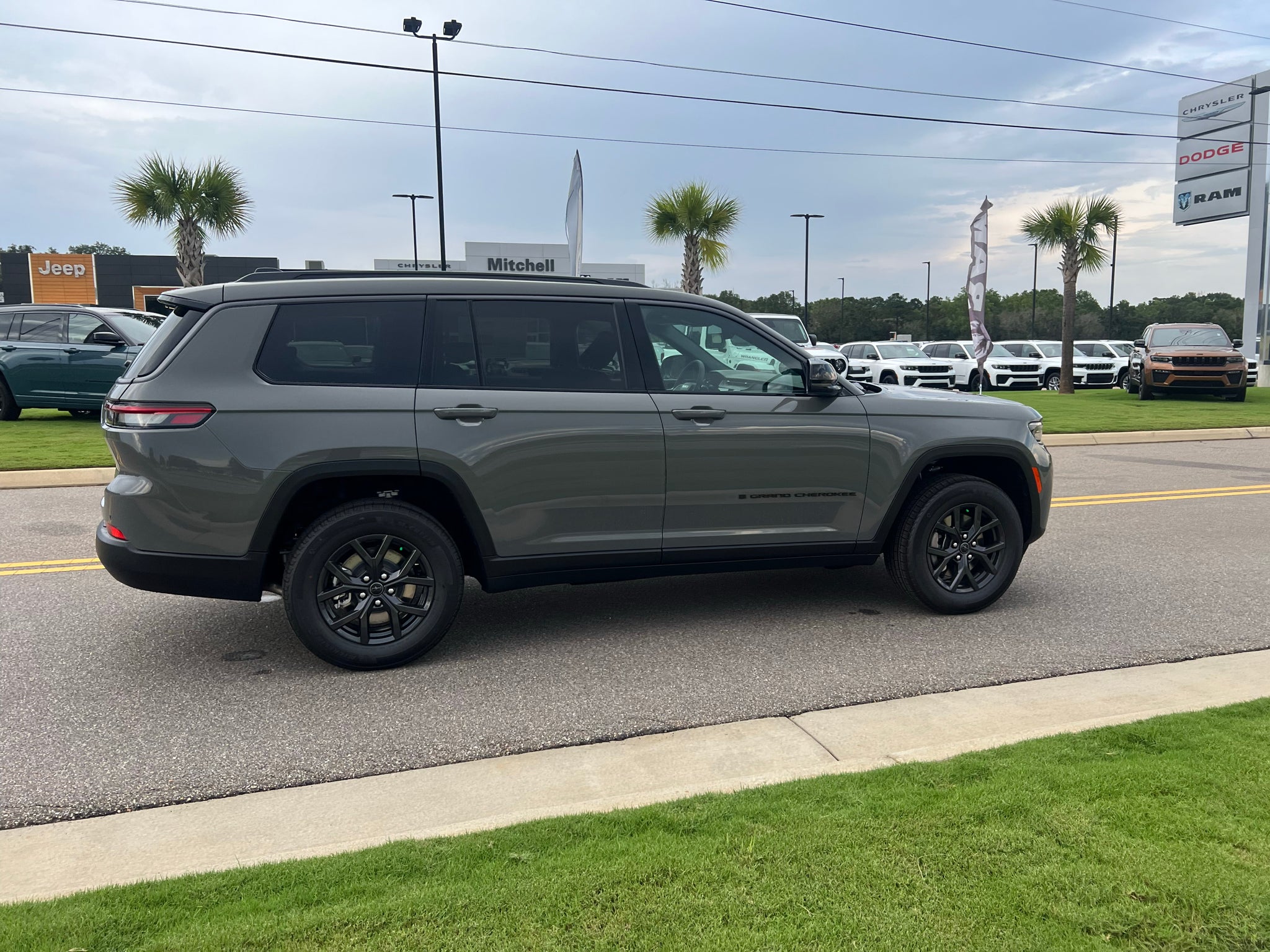 2027 Jeep Grand Cherokee L GRAND CHEROKEE L LAREDO ALTITUDE 4X4