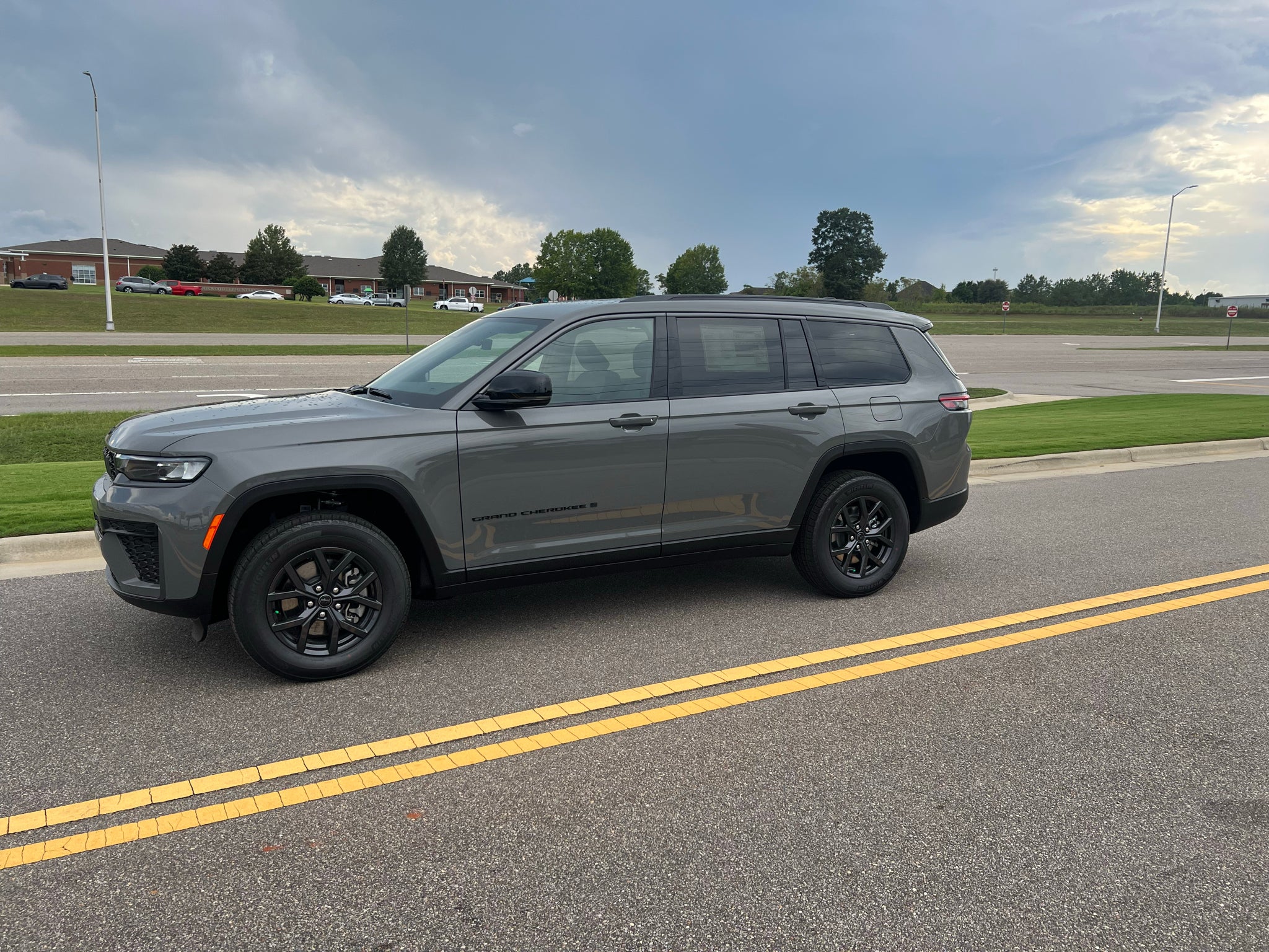 2027 Jeep Grand Cherokee L GRAND CHEROKEE L LAREDO ALTITUDE 4X4