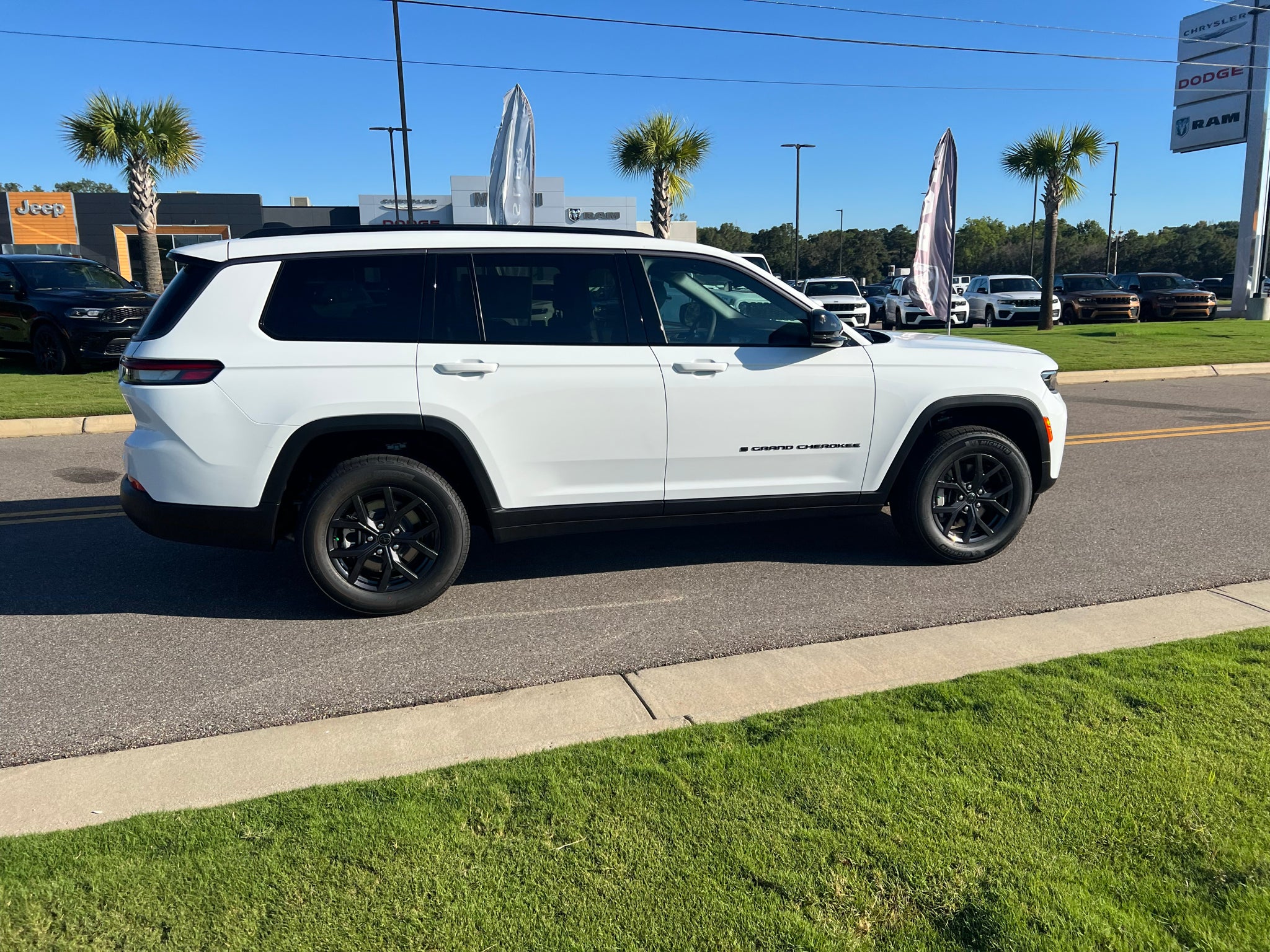 2027 Jeep Grand Cherokee L GRAND CHEROKEE L LAREDO ALTITUDE 4X4