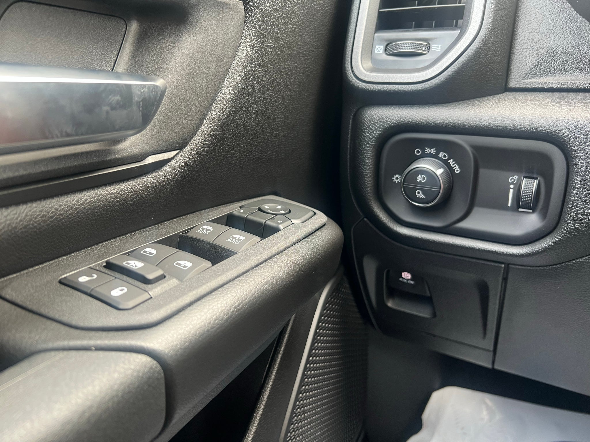 2027 RAM 1500 RAM 1500 EXPRESS CREW CAB 4X2 5'7' BOX