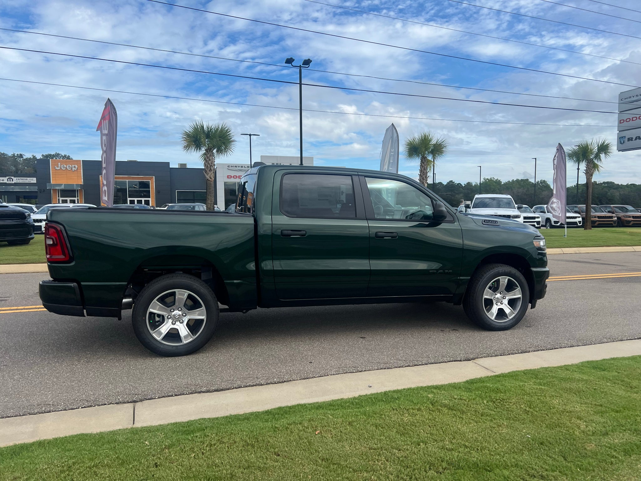2027 RAM 1500 RAM 1500 EXPRESS CREW CAB 4X2 5'7' BOX