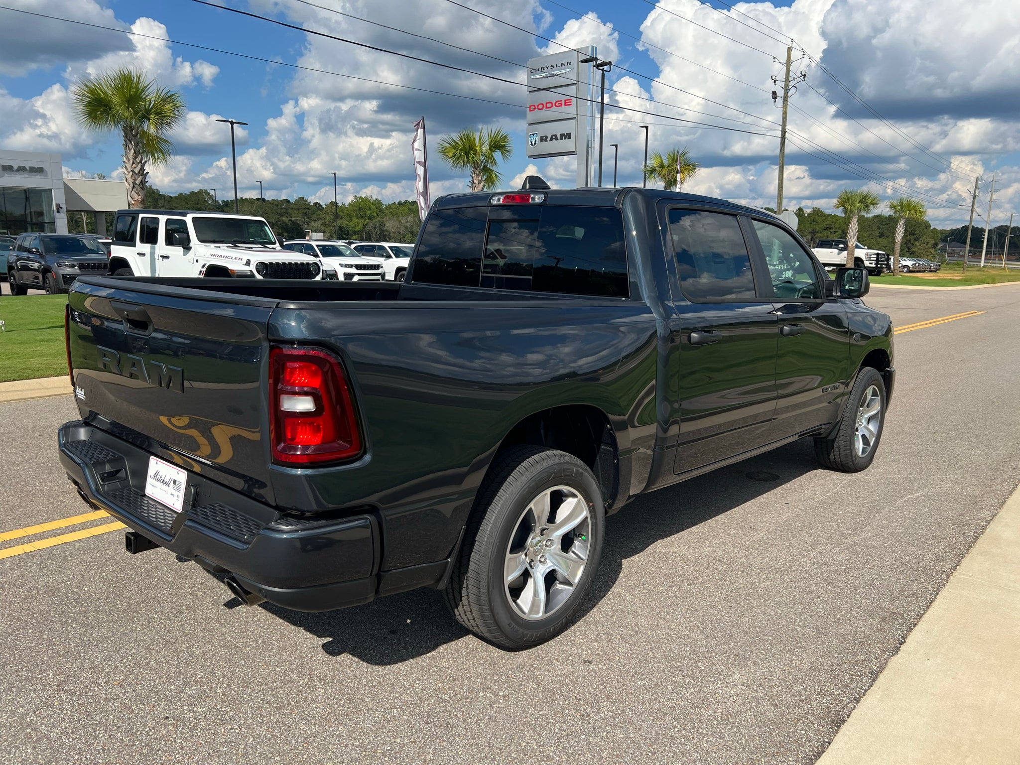 2027 RAM 1500 RAM 1500 EXPRESS CREW CAB 4X2 5'7' BOX