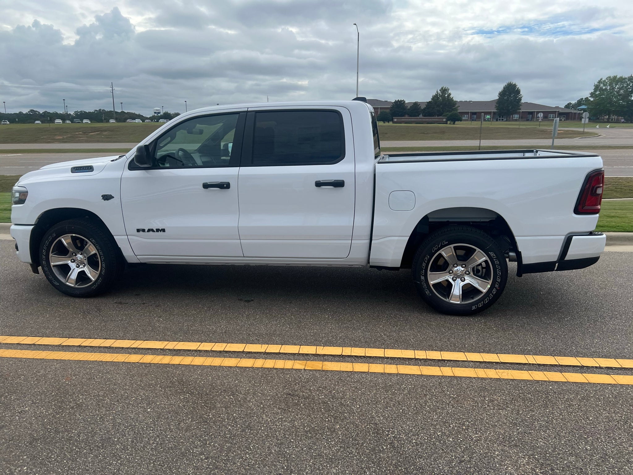 2027 RAM 1500 RAM 1500 EXPRESS CREW CAB 4X2 5'7' BOX