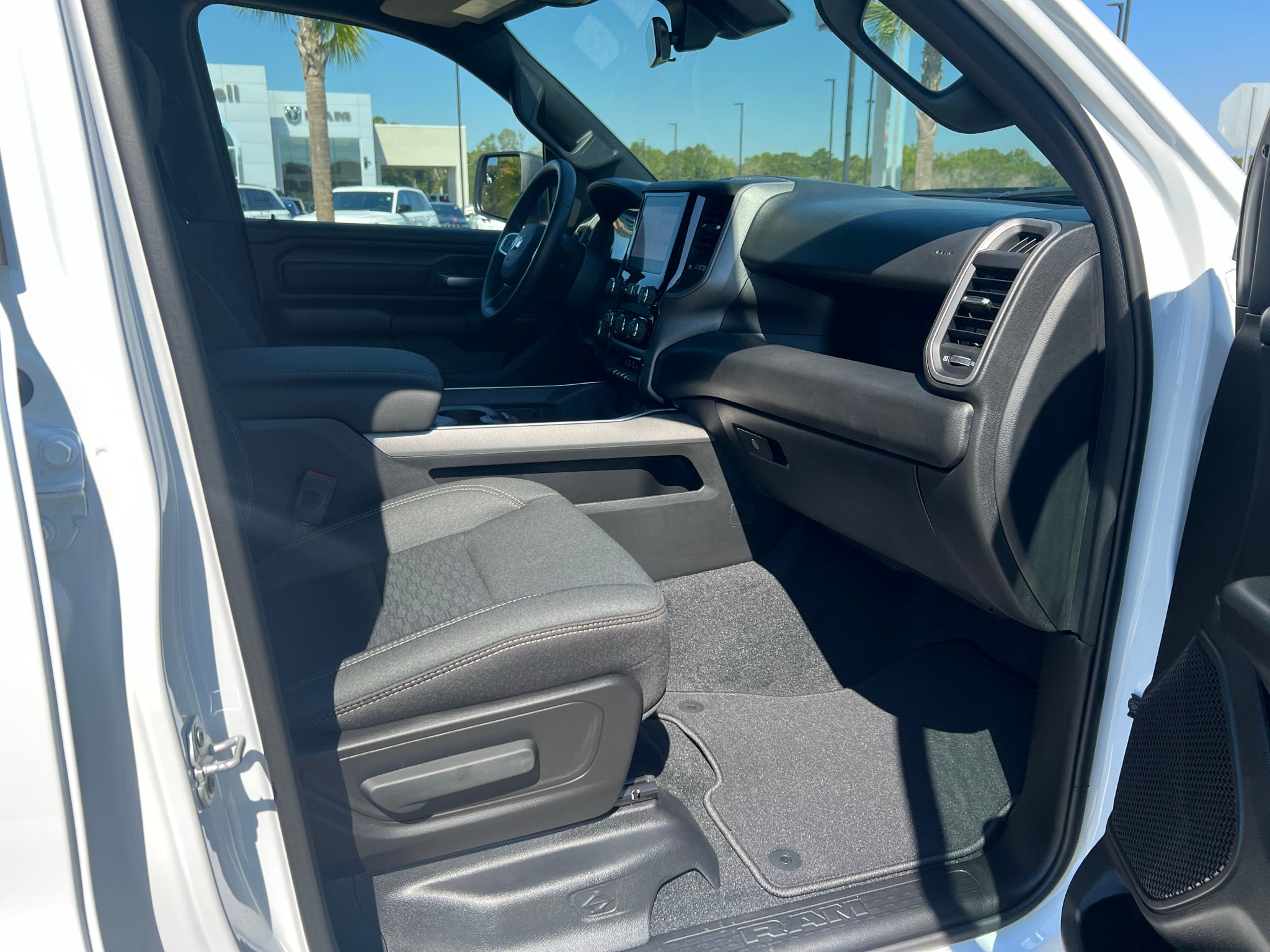 2027 RAM 1500 RAM 1500 EXPRESS CREW CAB 4X4 5'7' BOX