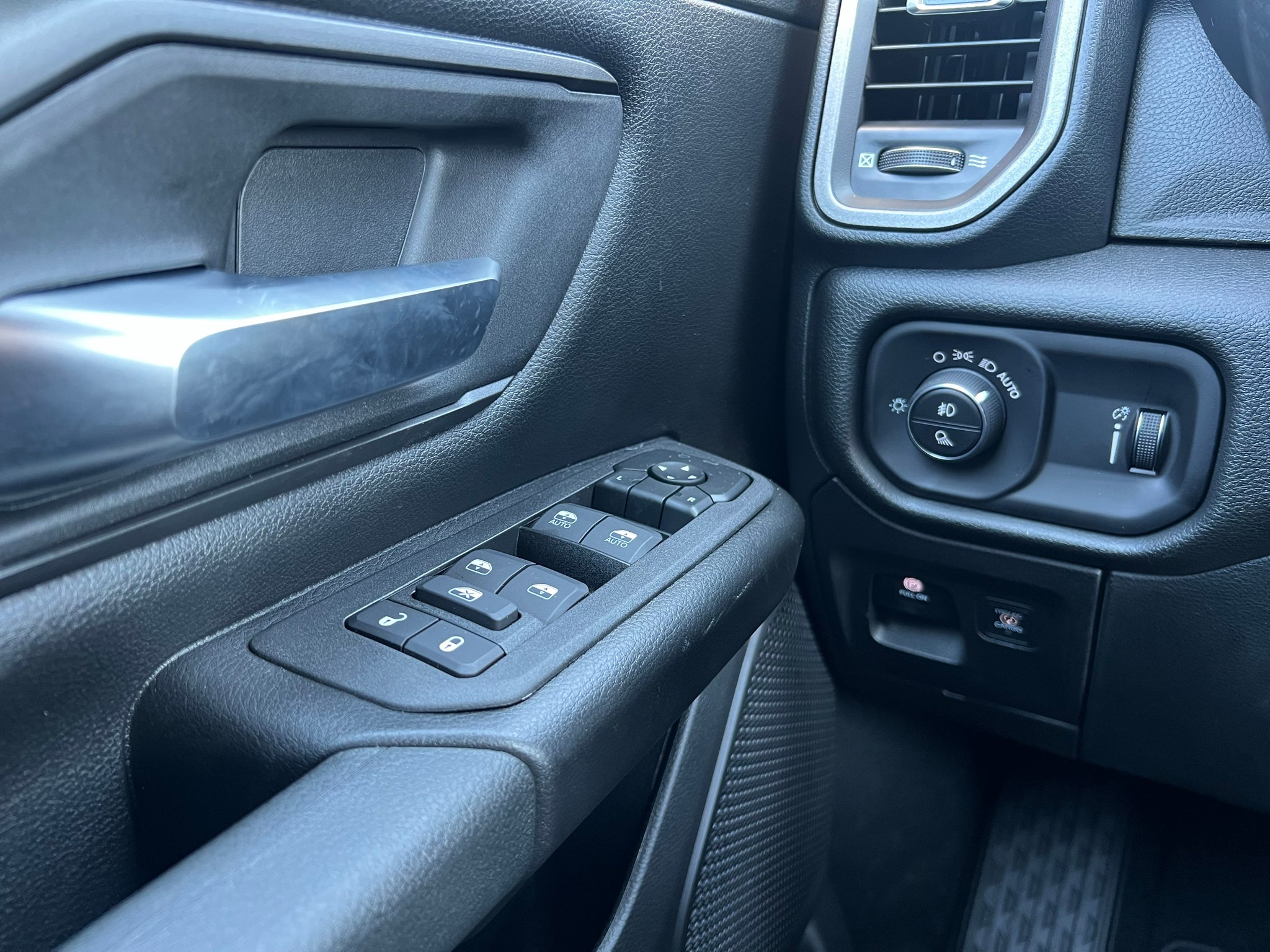 2027 RAM 1500 RAM 1500 EXPRESS CREW CAB 4X4 5'7' BOX