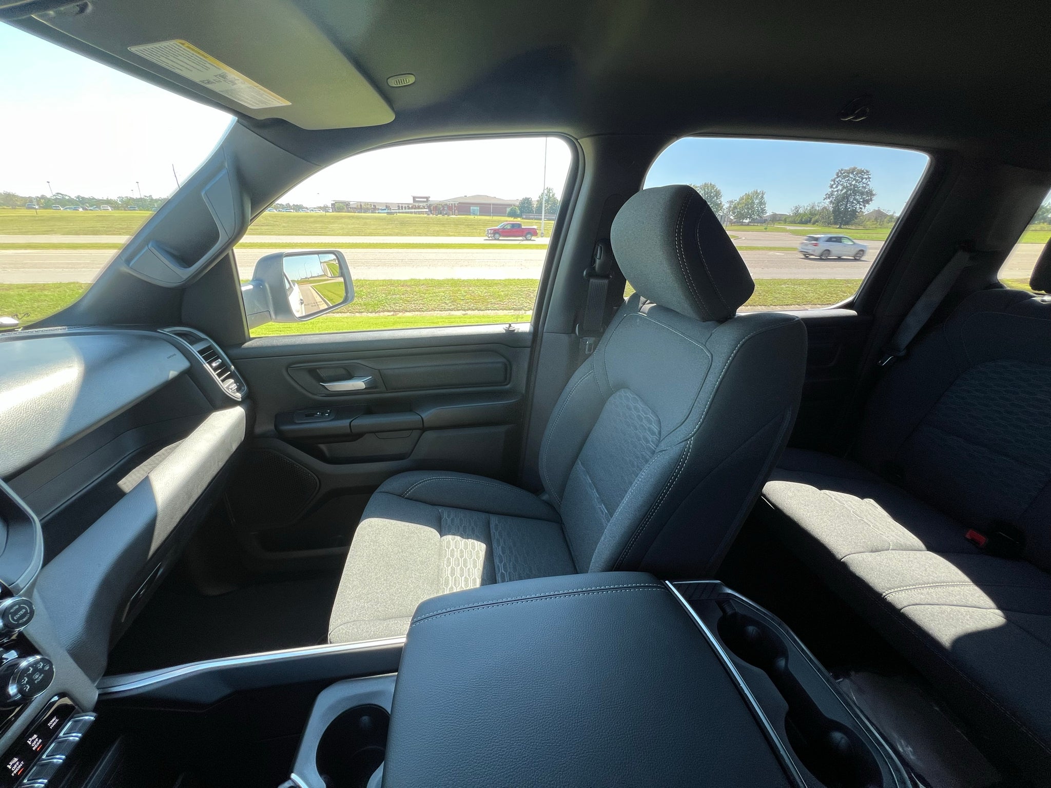 2027 RAM 1500 RAM 1500 EXPRESS CREW CAB 4X4 5'7' BOX