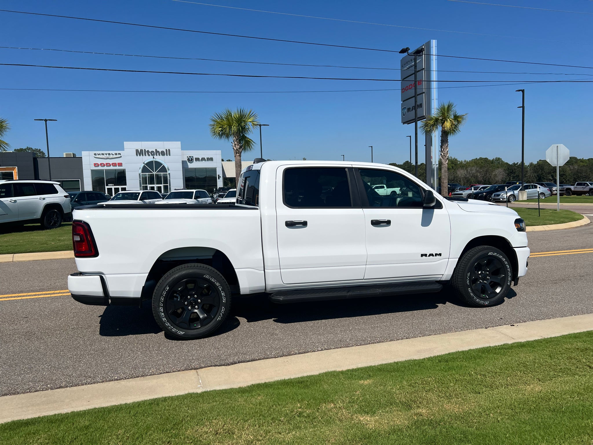 2027 RAM 1500 RAM 1500 EXPRESS CREW CAB 4X4 5'7' BOX