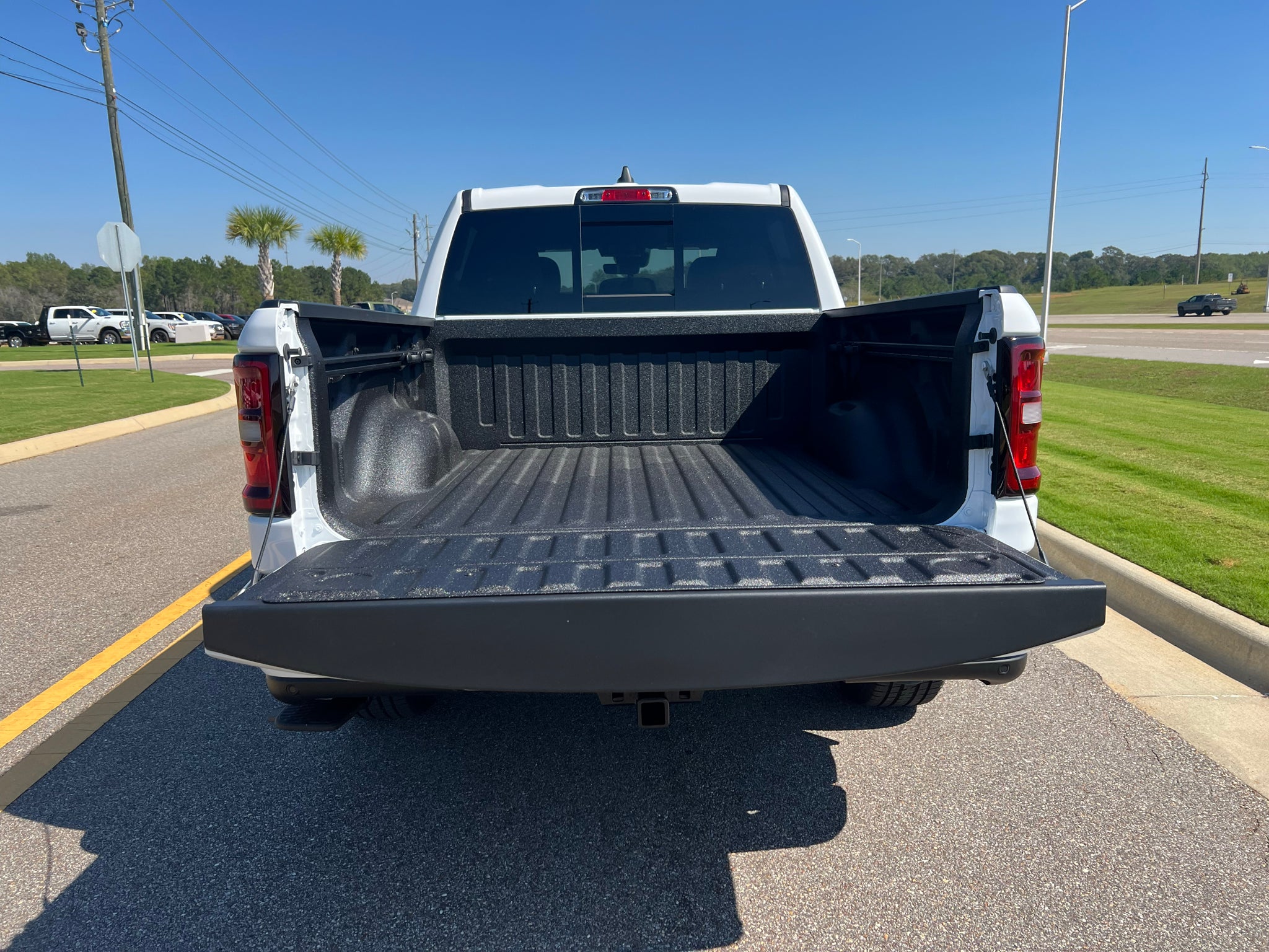 2027 RAM 1500 RAM 1500 EXPRESS CREW CAB 4X4 5'7' BOX