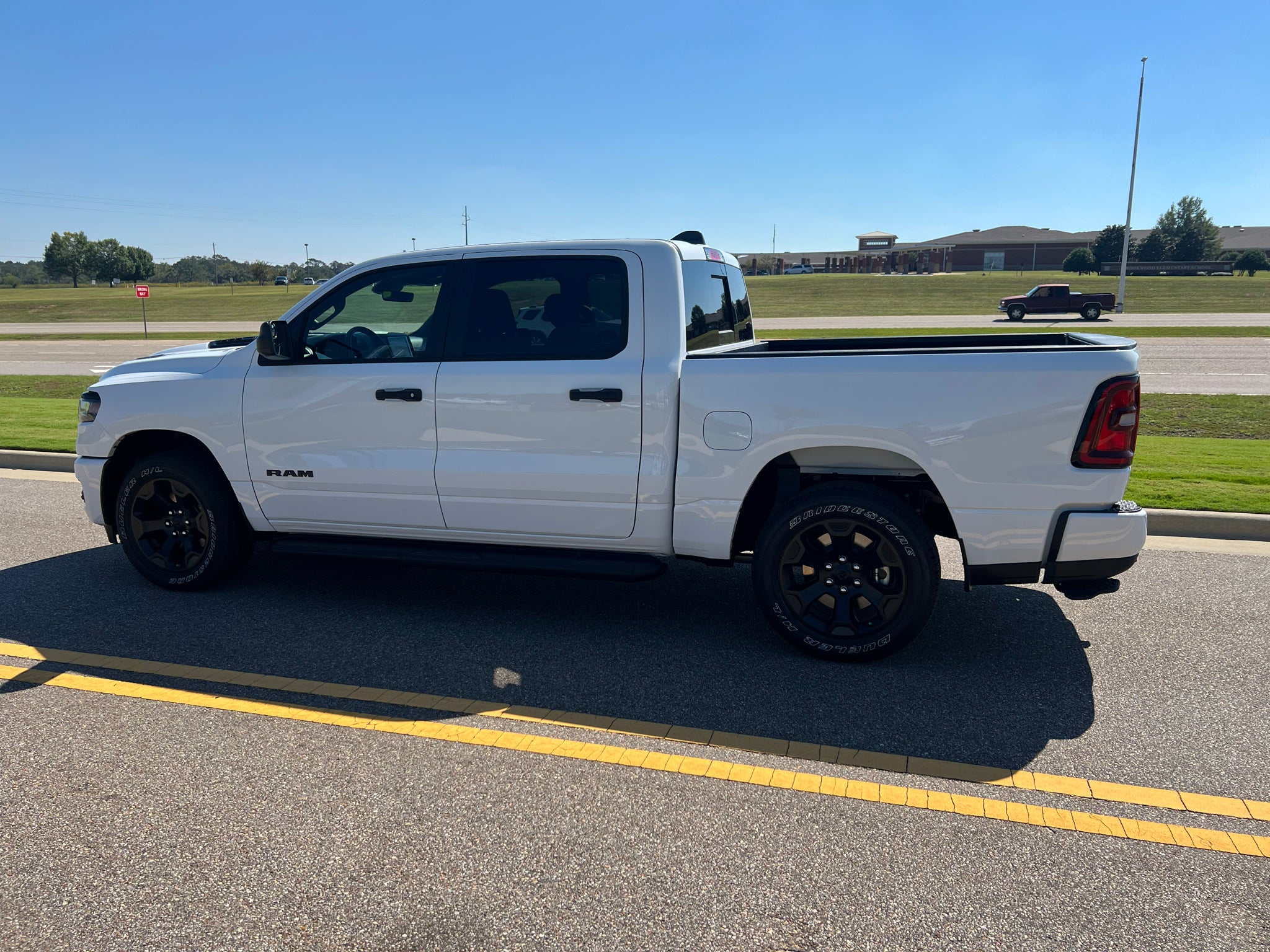 2027 RAM 1500 RAM 1500 EXPRESS CREW CAB 4X4 5'7' BOX