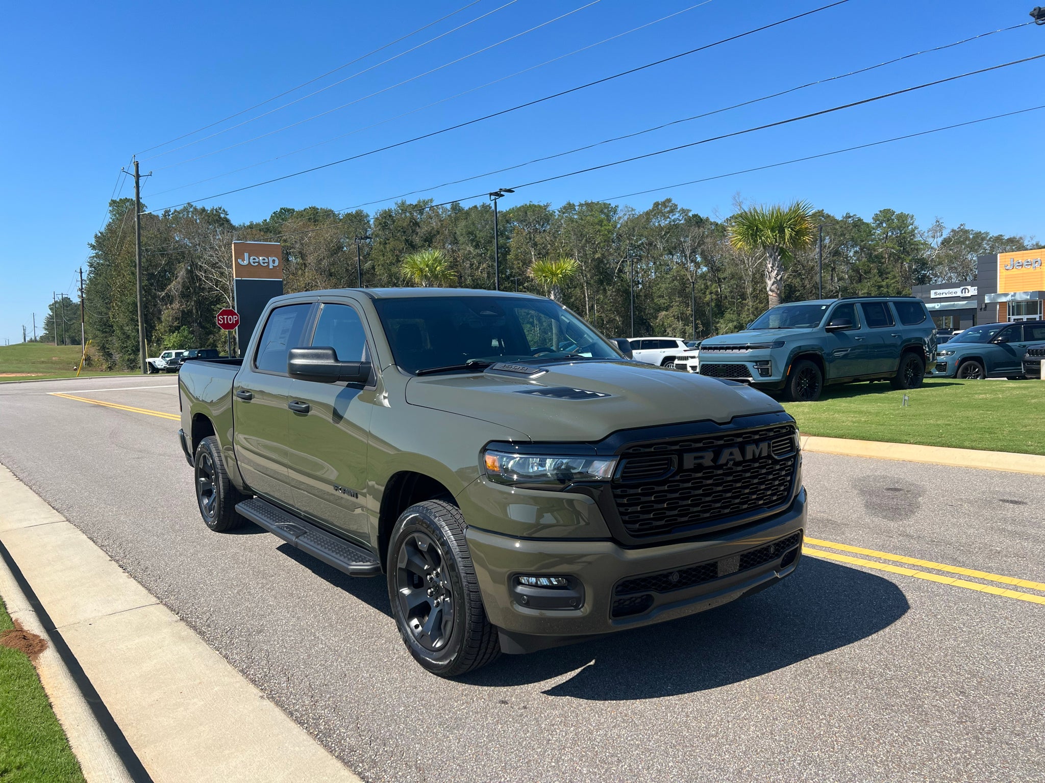 2027 RAM 1500 RAM 1500 EXPRESS CREW CAB 4X4 5'7' BOX