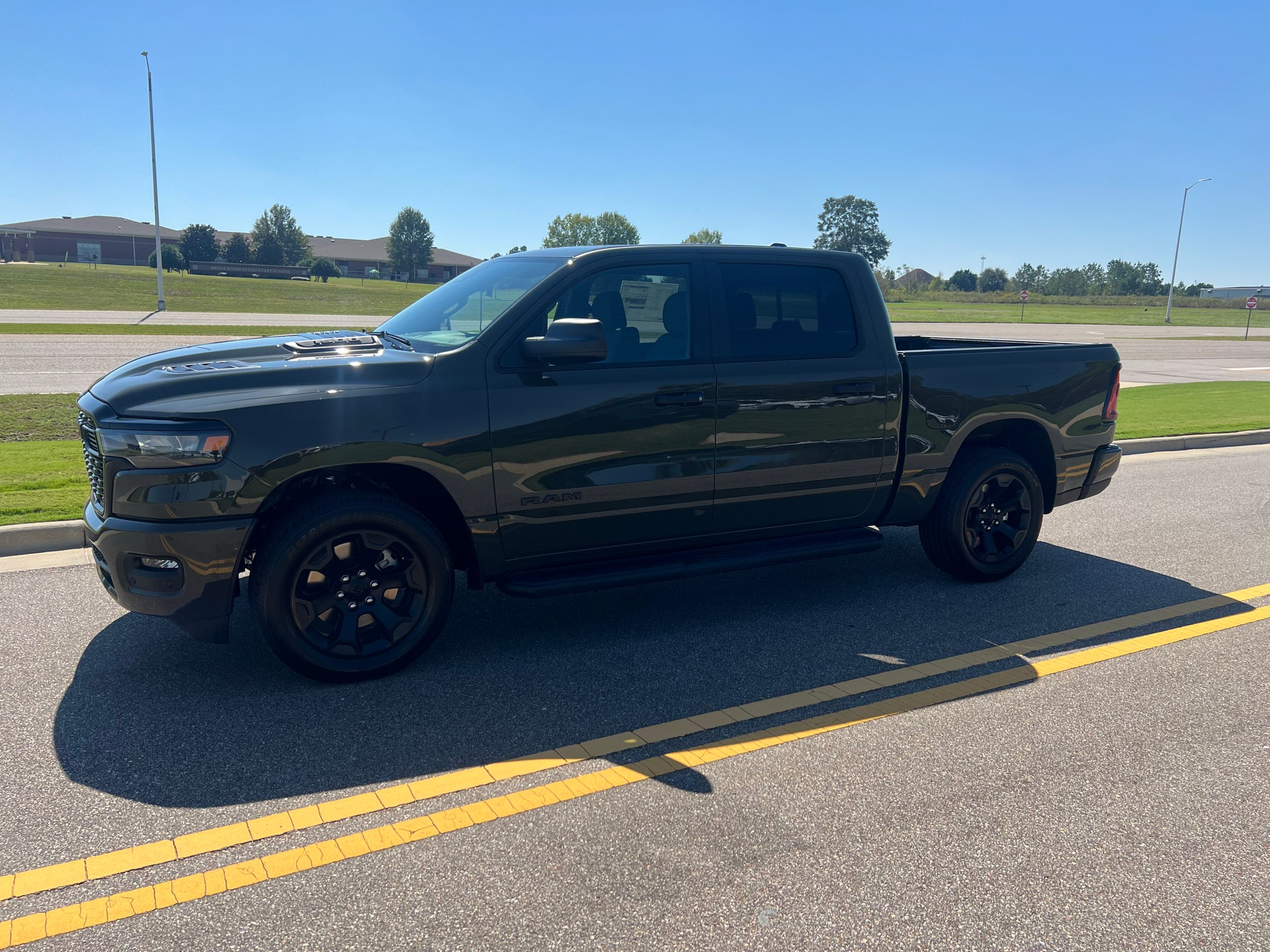 2027 RAM 1500 RAM 1500 EXPRESS CREW CAB 4X4 5'7' BOX