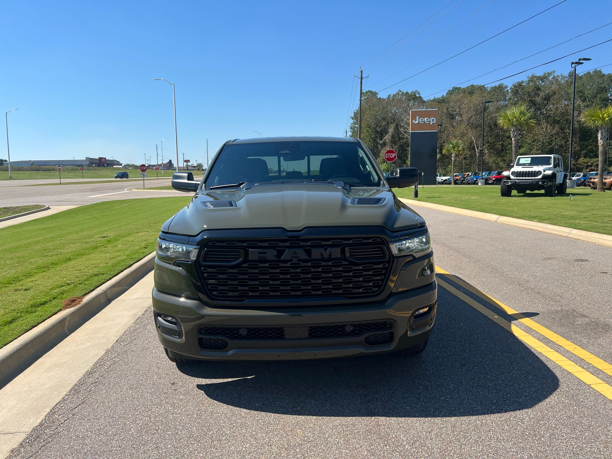 2027 RAM 1500 RAM 1500 EXPRESS CREW CAB 4X4 5'7' BOX