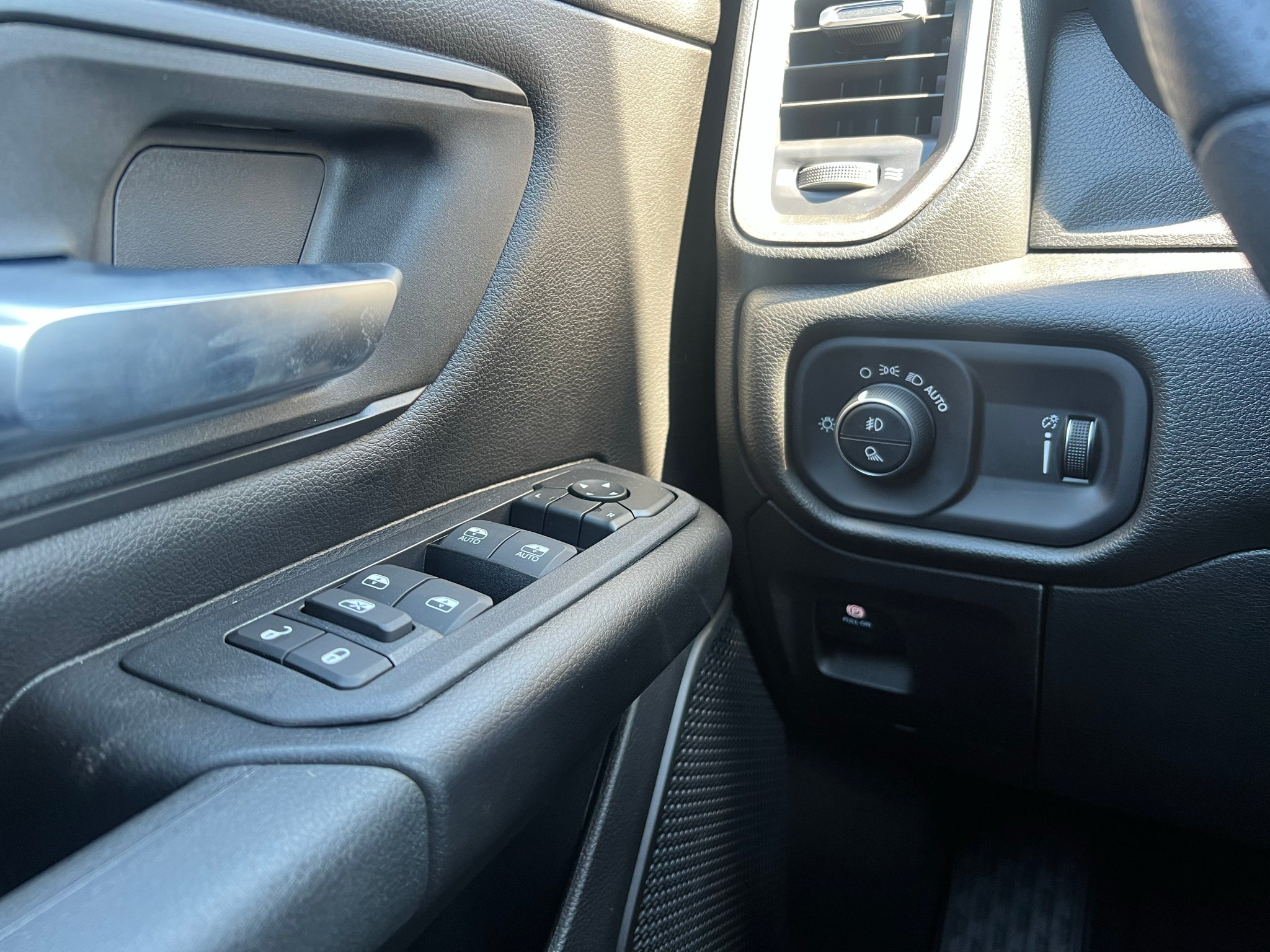 2027 RAM 1500 RAM 1500 EXPRESS CREW CAB 4X4 5'7' BOX