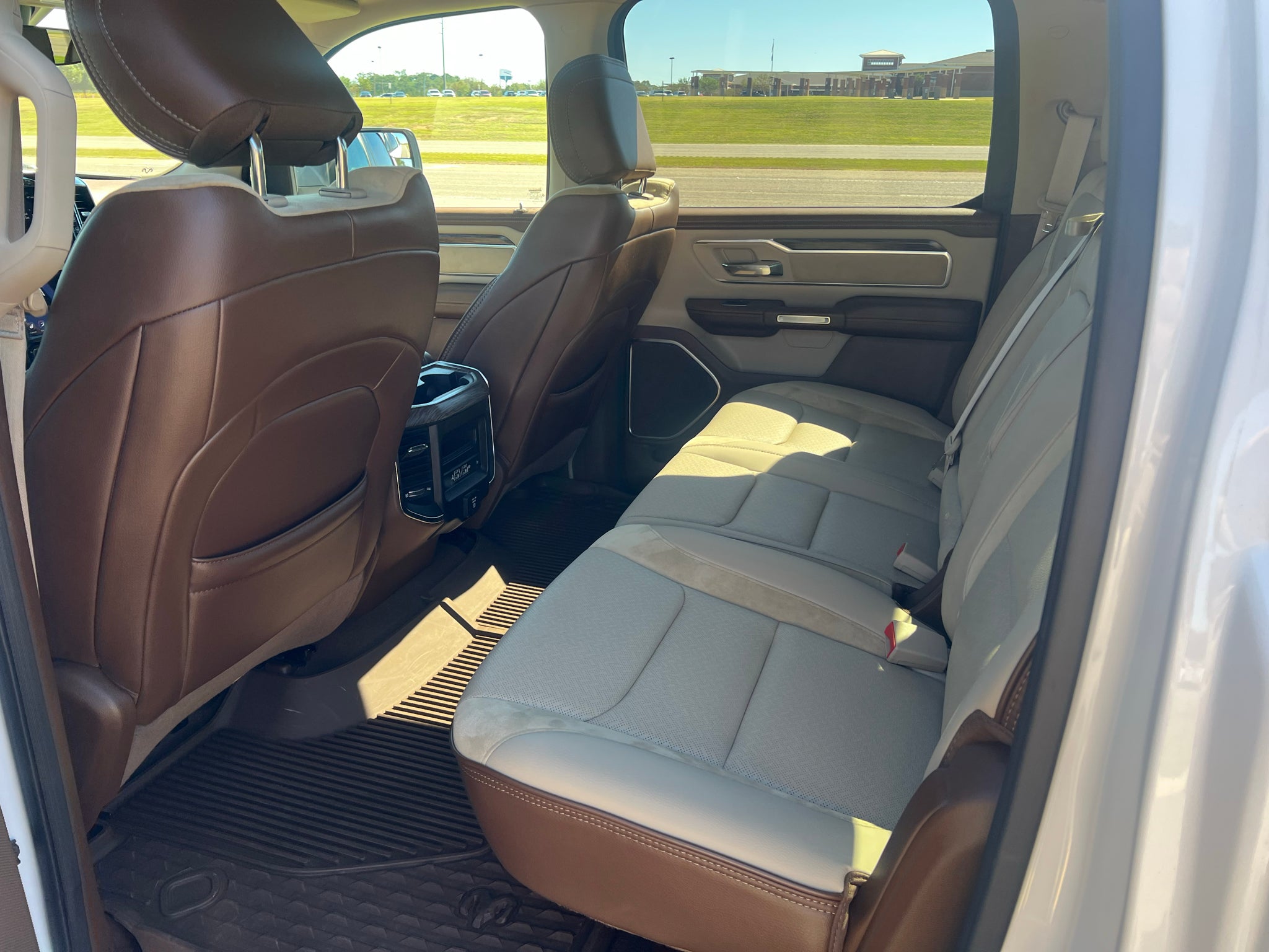 2019 RAM 1500 Laramie Crew Cab 4x4 5'7' Box