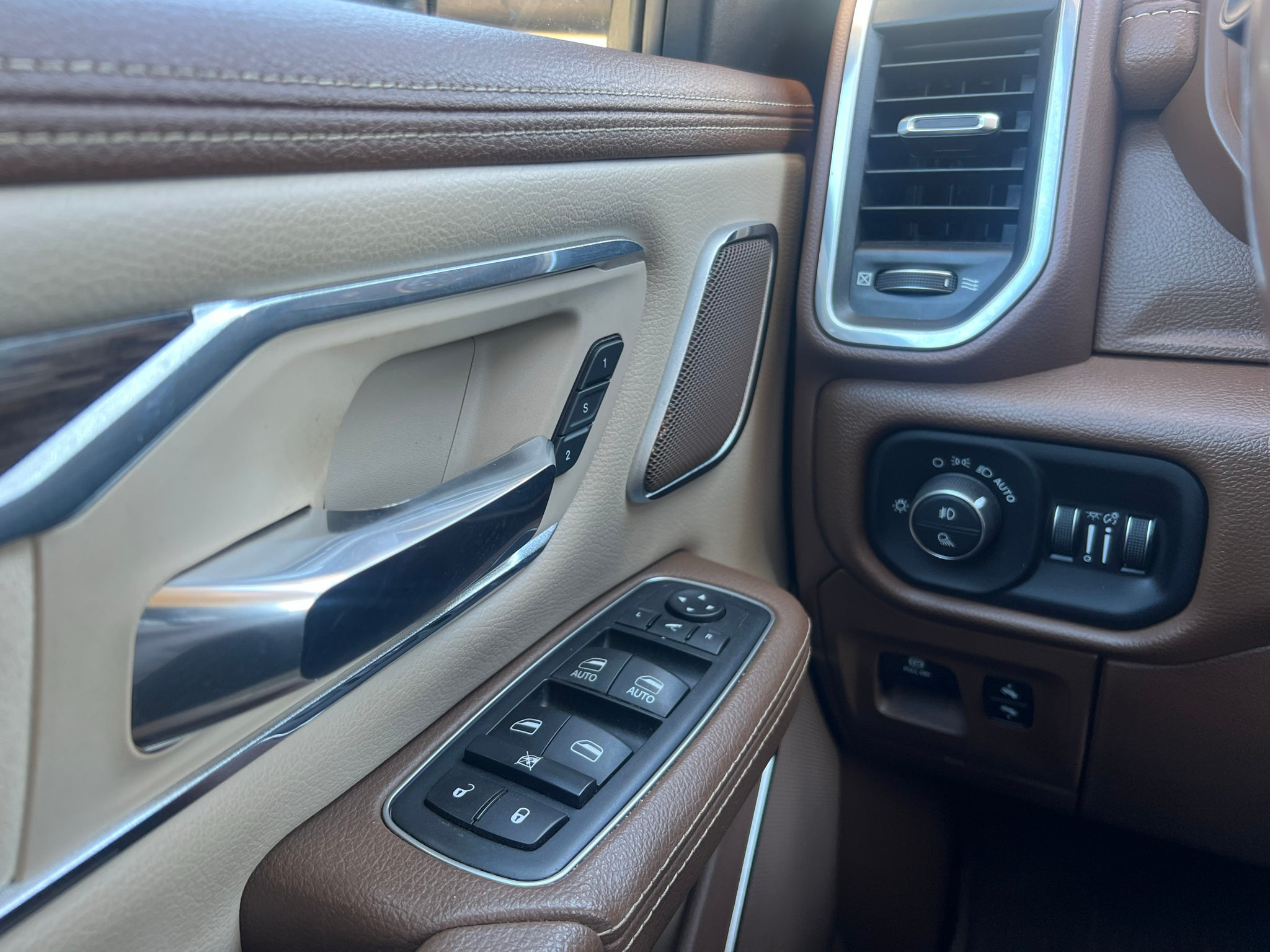 2019 RAM 1500 Laramie Crew Cab 4x4 5'7' Box