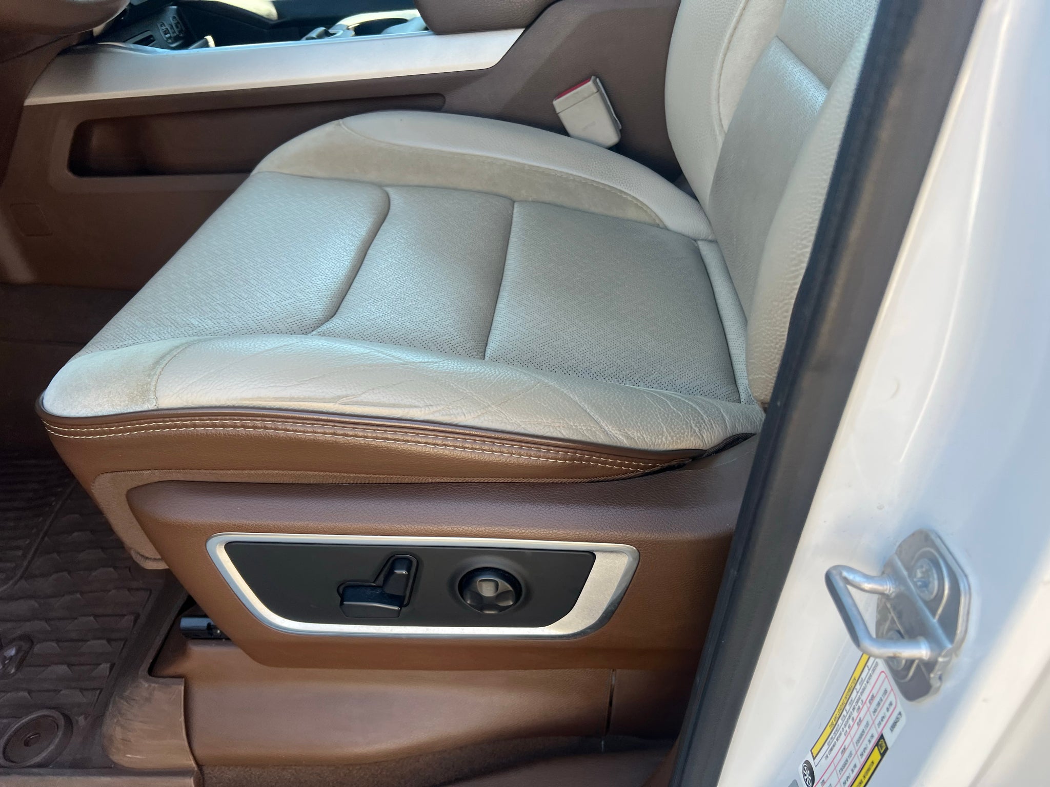 2019 RAM 1500 Laramie Crew Cab 4x4 5'7' Box